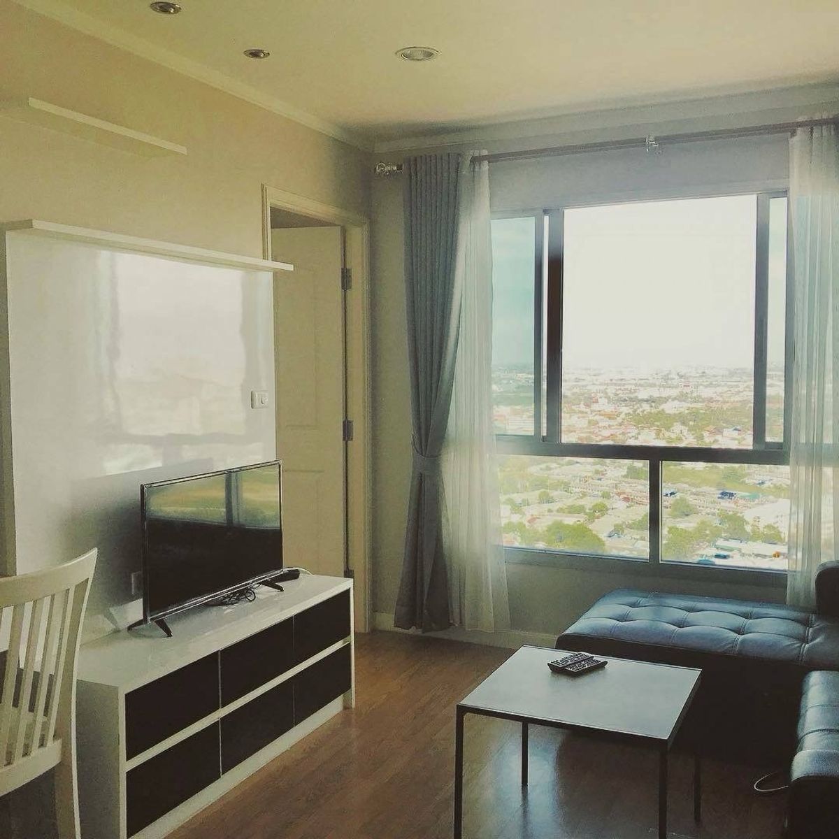 ขายคอนโดแจ้งวัฒนะ เมืองทอง : คอนโดติดถนนใหญ่ห้าแยกปากเกร็ดใกล้แหล่งรวมศูนย์อาหารแหล่งช้อปปิ้ง ใกล้รถไฟฟ้าเดินทางสะดวก 2 ห้องนอน 2 ห้องน้ำ