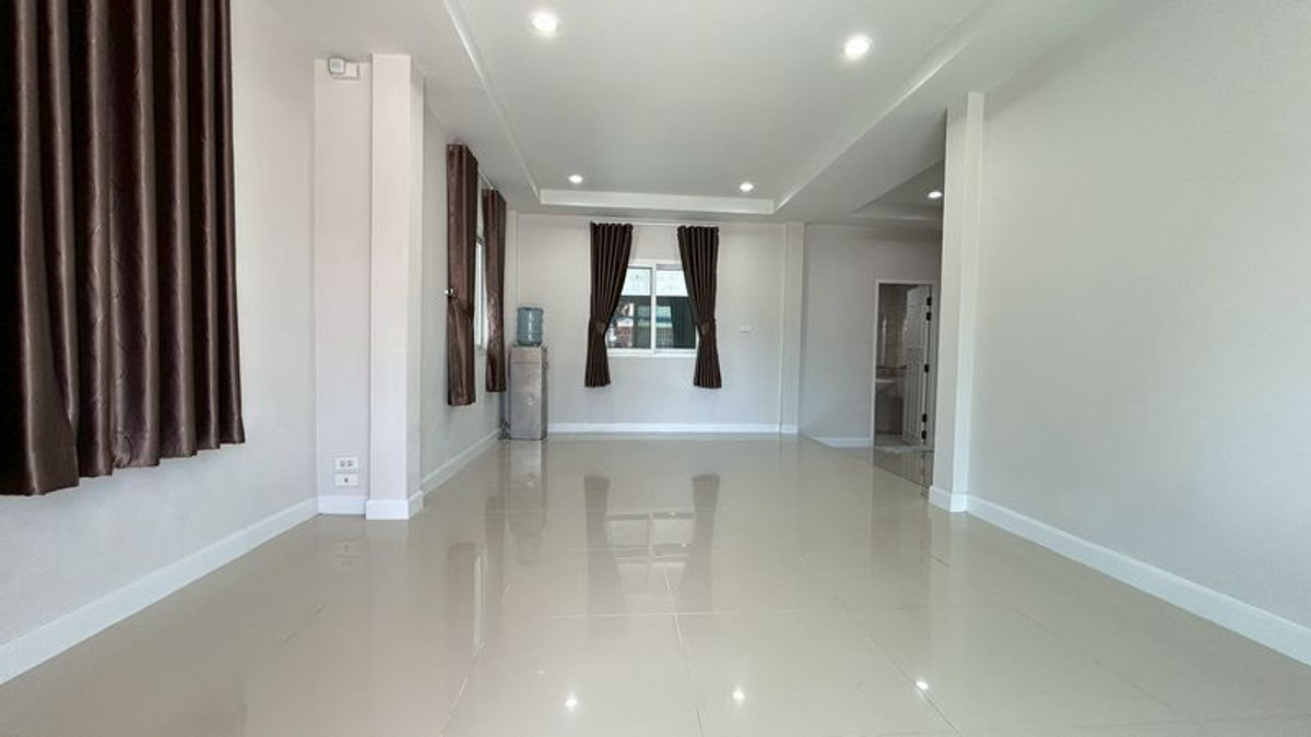 ให้เช่าบ้านปทุมธานี รังสิต ธรรมศาสตร์ : ให้เช่า บ้านเดี่ยว 2 ชั้น  รีโนเวทใหม่ทั้งหลัง ใกล้ตลาด สนามบิน ห้างฟิวเจอร์