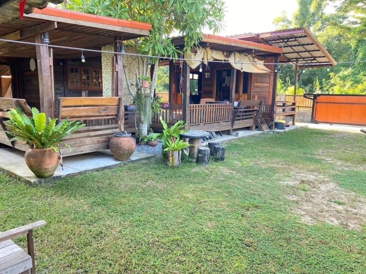 ขายที่ดินจันทบุรี : บ้านพร้อมที่ดิน ท่าใหม่ จันทบุรี บรรยากาศบ้านสวนธรรมชาติ  