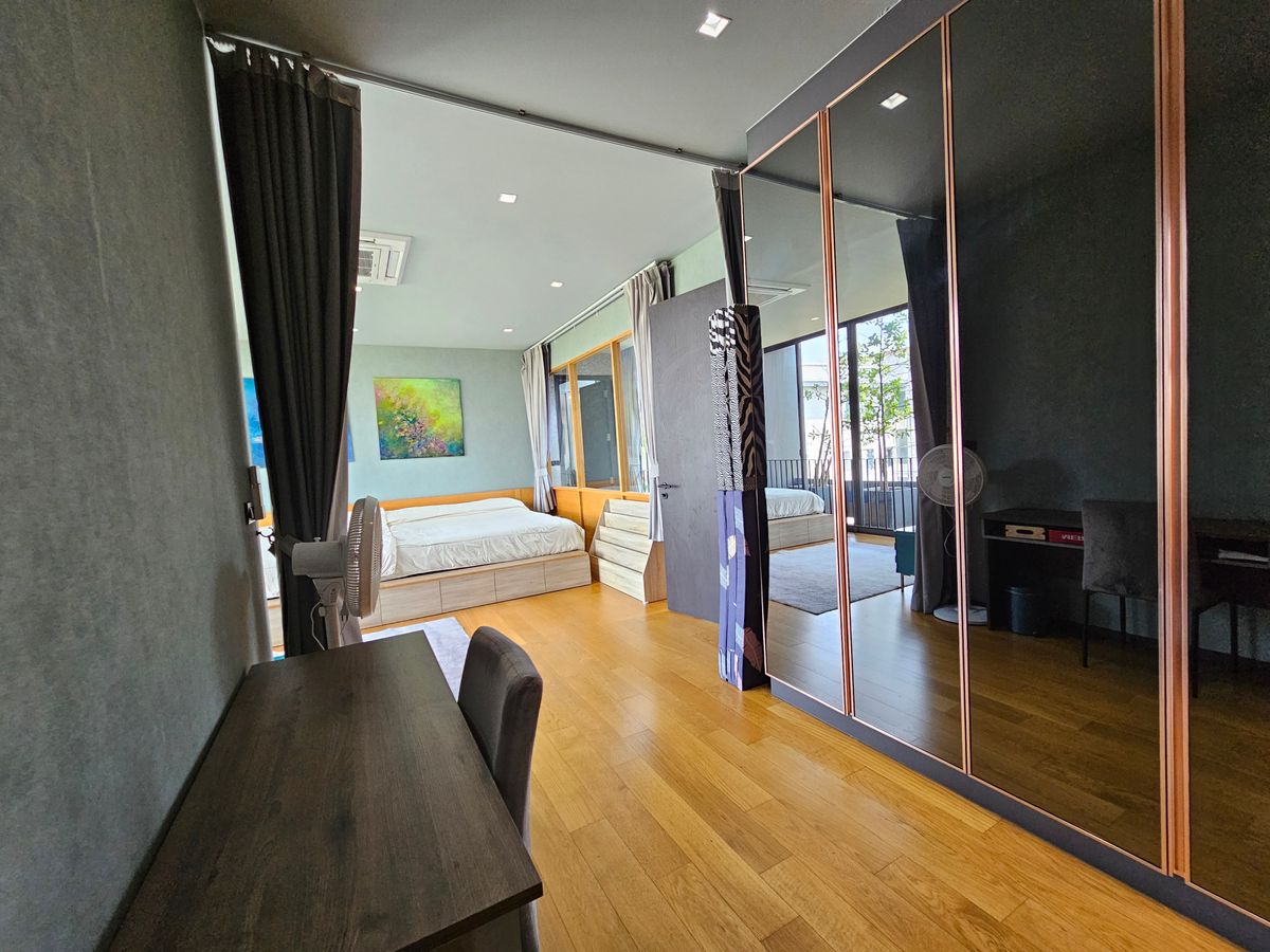 For SaleHouseBangna, Bearing, Lasalle : Ultra Luxury House for Sale - 1 of 6 Units in Thailand Near Mega Bangna, 3 -story house for sale north, Ultra Luxury, the only one near Mega Bangna.