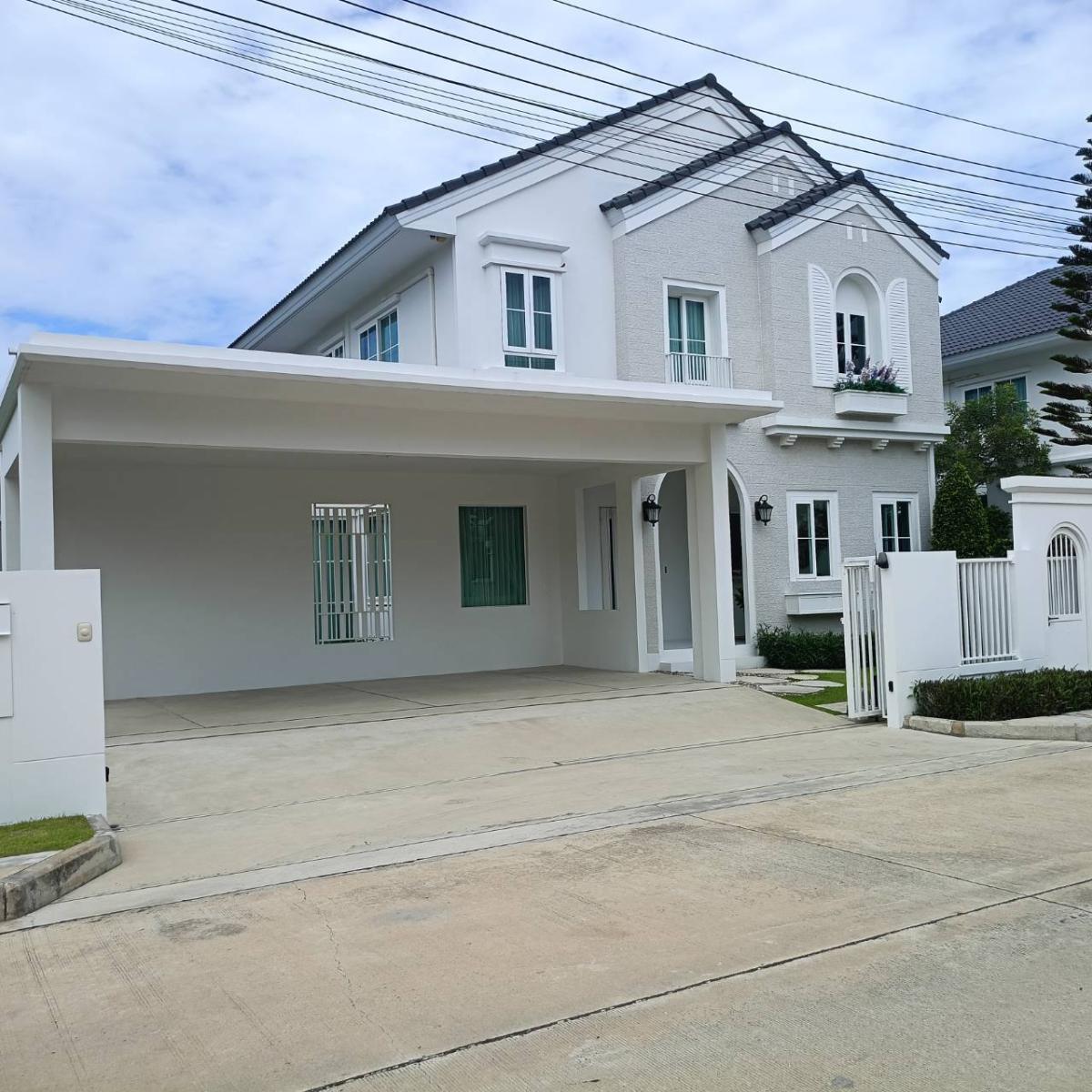 ให้เช่าบ้านบางนา แบริ่ง ลาซาล : บ้านหรู 4 ห้องนอน พร้อมเฟอร์ครบ ใกล้ Mega Bangna 
Luxurious 4-Bedroom Fully Furnished Home Near Mega Bangna 

เช่าบ้านมุมสวย 4 ห้องน้ำ ติดคลับเฮาส์ ใกล้สนามบินสุวรรณภูมิ 
Corner House 4 Baths Near Clubhouse & Suvarnabhumi Airport Rentals