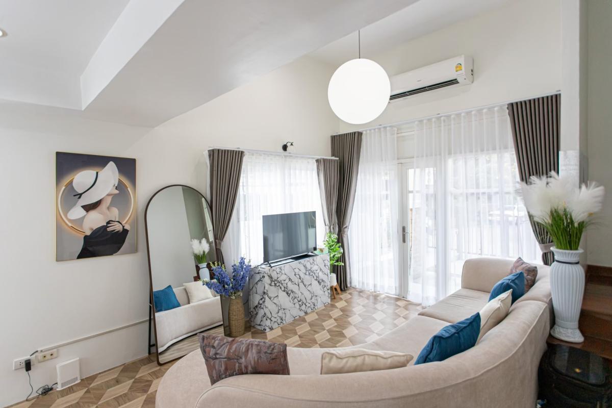 For RentTownhomeRatchadapisek, Huaikwang, Suttisan : Pool Villa Ratchada Huai Khwang 6 bedrooms private paradise in the city center Luxury 6-Bed Townhouse in Ratchada – Your Private Urban Oasis!