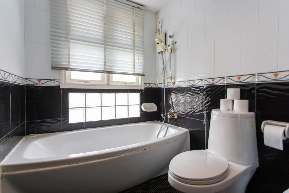 For RentTownhomeRatchadapisek, Huaikwang, Suttisan : Pool Villa Ratchada Huai Khwang 6 bedrooms private paradise in the city center Luxury 6-Bed Townhouse in Ratchada – Your Private Urban Oasis!