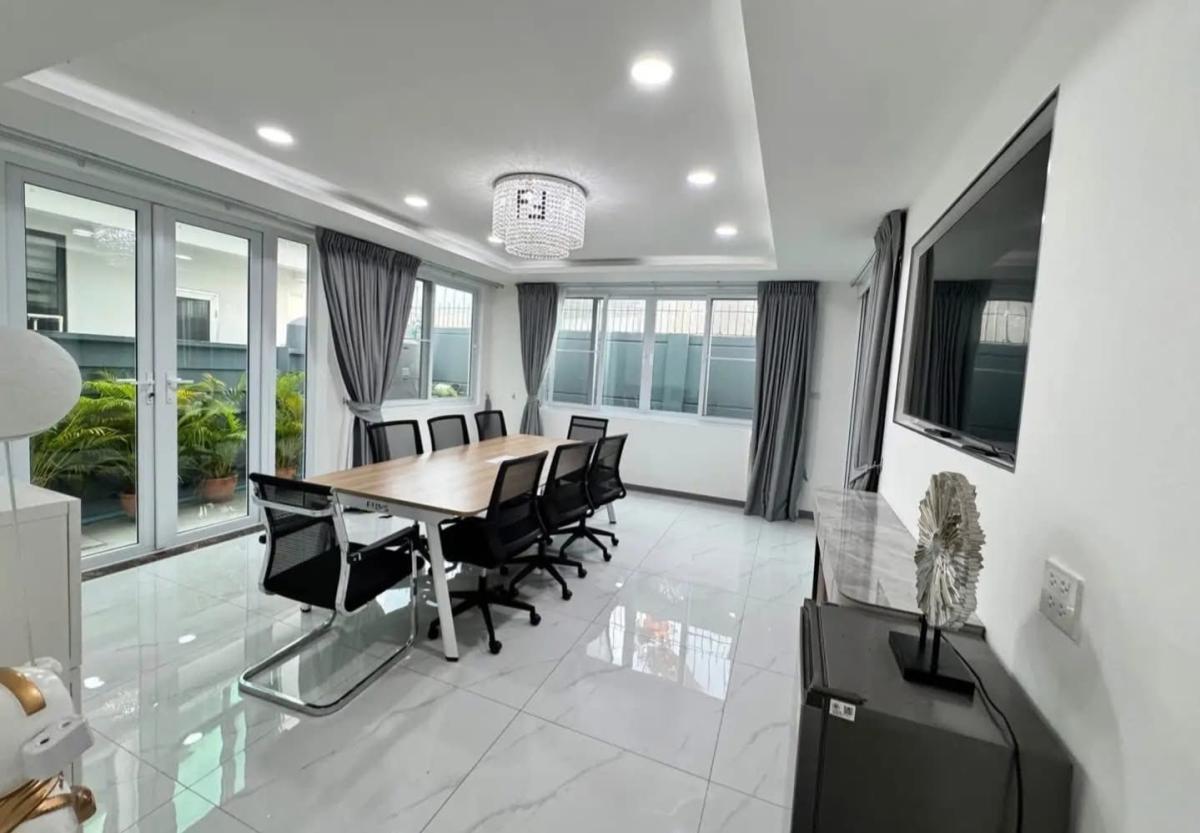 ขายทาวน์โฮมรัชดา ห้วยขวาง : บ้านสวยพร้อมอยู่ ทำเลใจกลางเมือง เช่า-ขายราคาพิเศษ! Dream Home Office in Prime Rama 9 Area – For Sale & Rent Now!