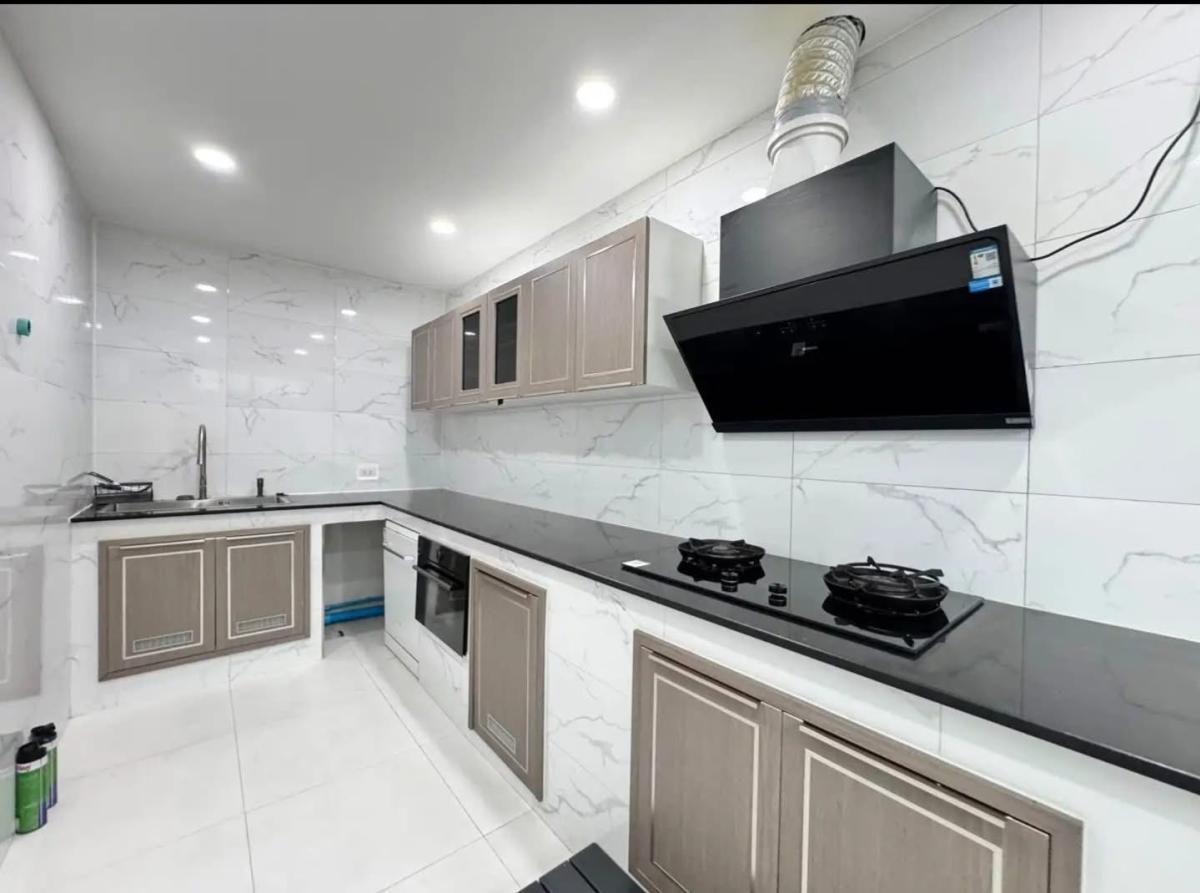 ขายทาวน์โฮมรัชดา ห้วยขวาง : บ้านสวยพร้อมอยู่ ทำเลใจกลางเมือง เช่า-ขายราคาพิเศษ! Dream Home Office in Prime Rama 9 Area – For Sale & Rent Now!