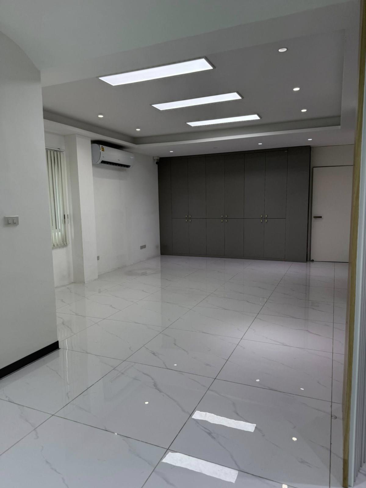 ขายทาวน์โฮมรัชดา ห้วยขวาง : บ้านสวยพร้อมอยู่ ทำเลใจกลางเมือง เช่า-ขายราคาพิเศษ! Dream Home Office in Prime Rama 9 Area – For Sale & Rent Now!