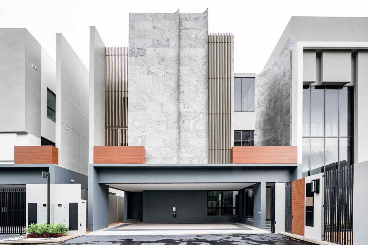 For SaleHousePattanakan, Srinakarin : Luxury 5-Bedroom Home with Spacious Land in Bangkok
