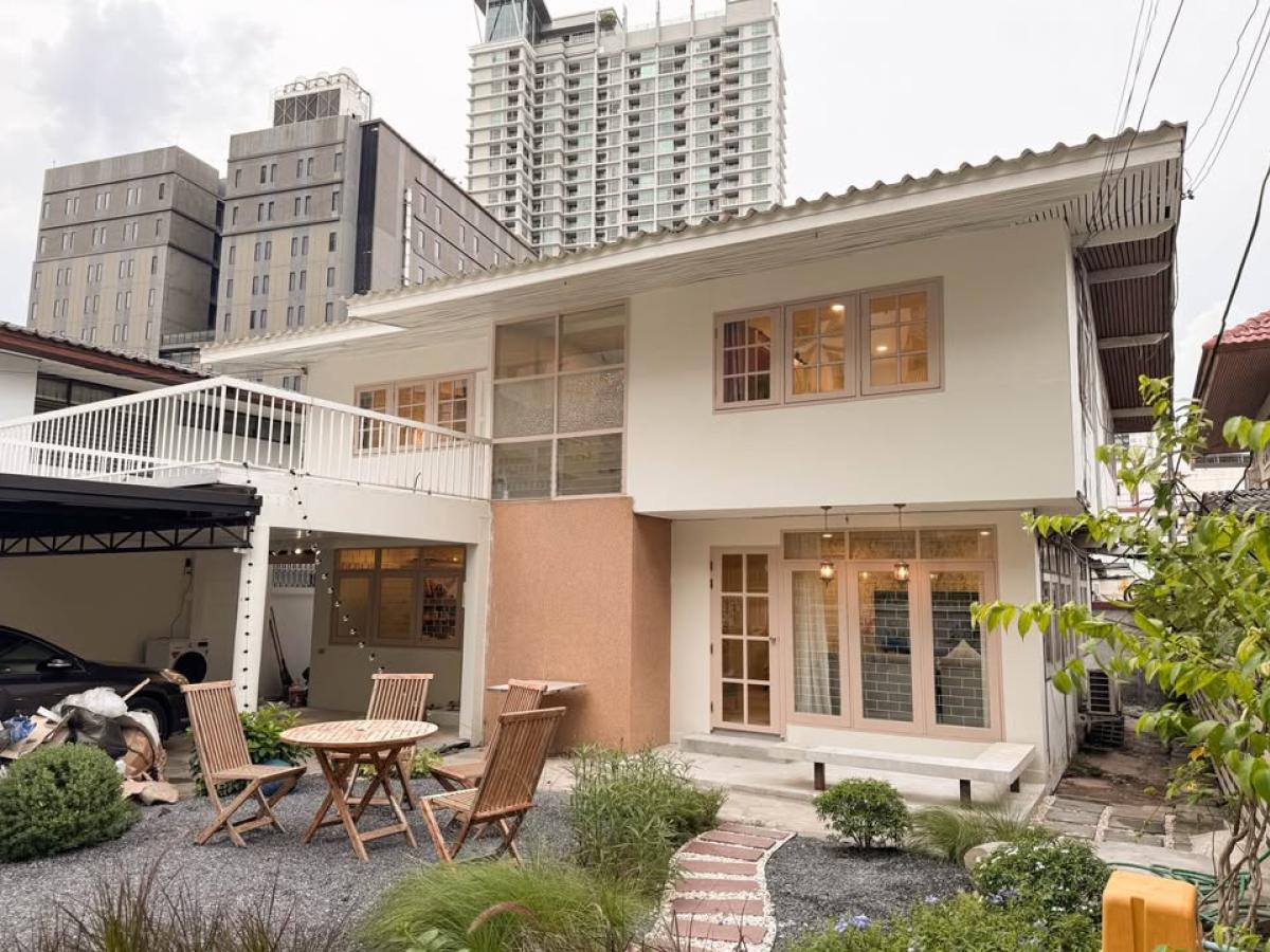 For RentHouseRatchadapisek, Huaikwang, Suttisan : Brand New 4-Bedroom Home Just 4 Minutes to Huai Khwang MRT Spacious 350 sqm Ready-to-Move-In Home with Premium Amenities
