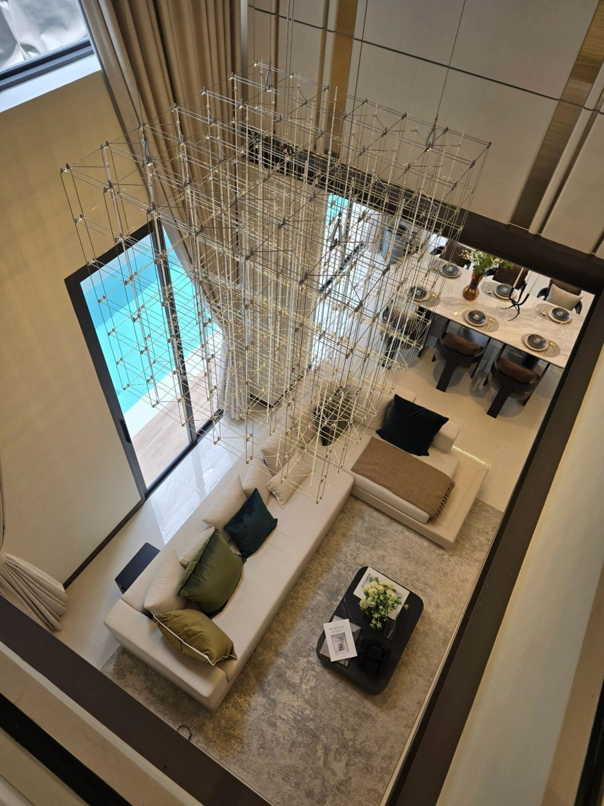 ขายบ้านลาดพร้าว เซ็นทรัลลาดพร้าว : บ้านหรู 5 ห้องนอน พร้อมพื้นที่กว้างขวาง 575 ตร.ม. ย่านลาดพร้าว Luxury 5-Bedroom House with Spacious 575 sqm Living Area in Ladprao