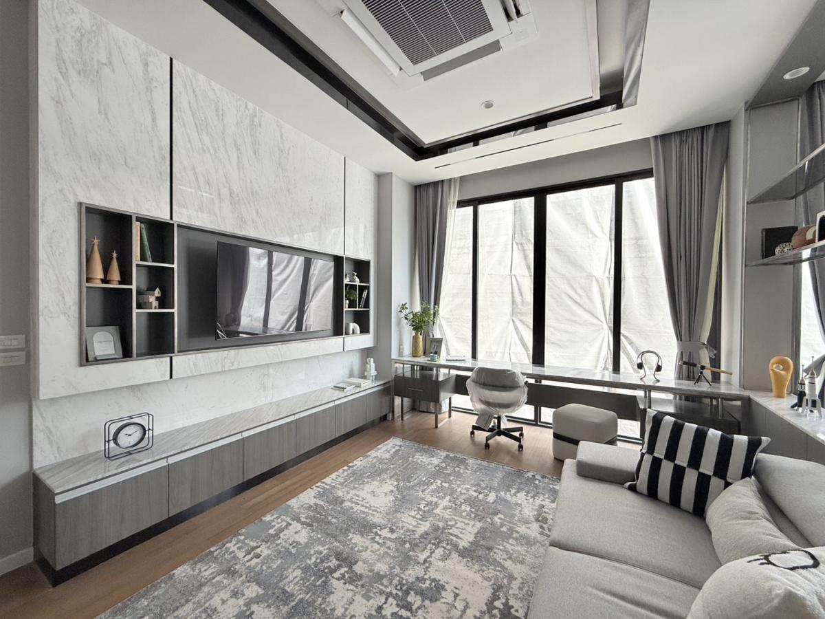 ขายบ้านลาดพร้าว เซ็นทรัลลาดพร้าว : บ้านหรู 5 ห้องนอน พร้อมพื้นที่กว้างขวาง 575 ตร.ม. ย่านลาดพร้าว Luxury 5-Bedroom House with Spacious 575 sqm Living Area in Ladprao