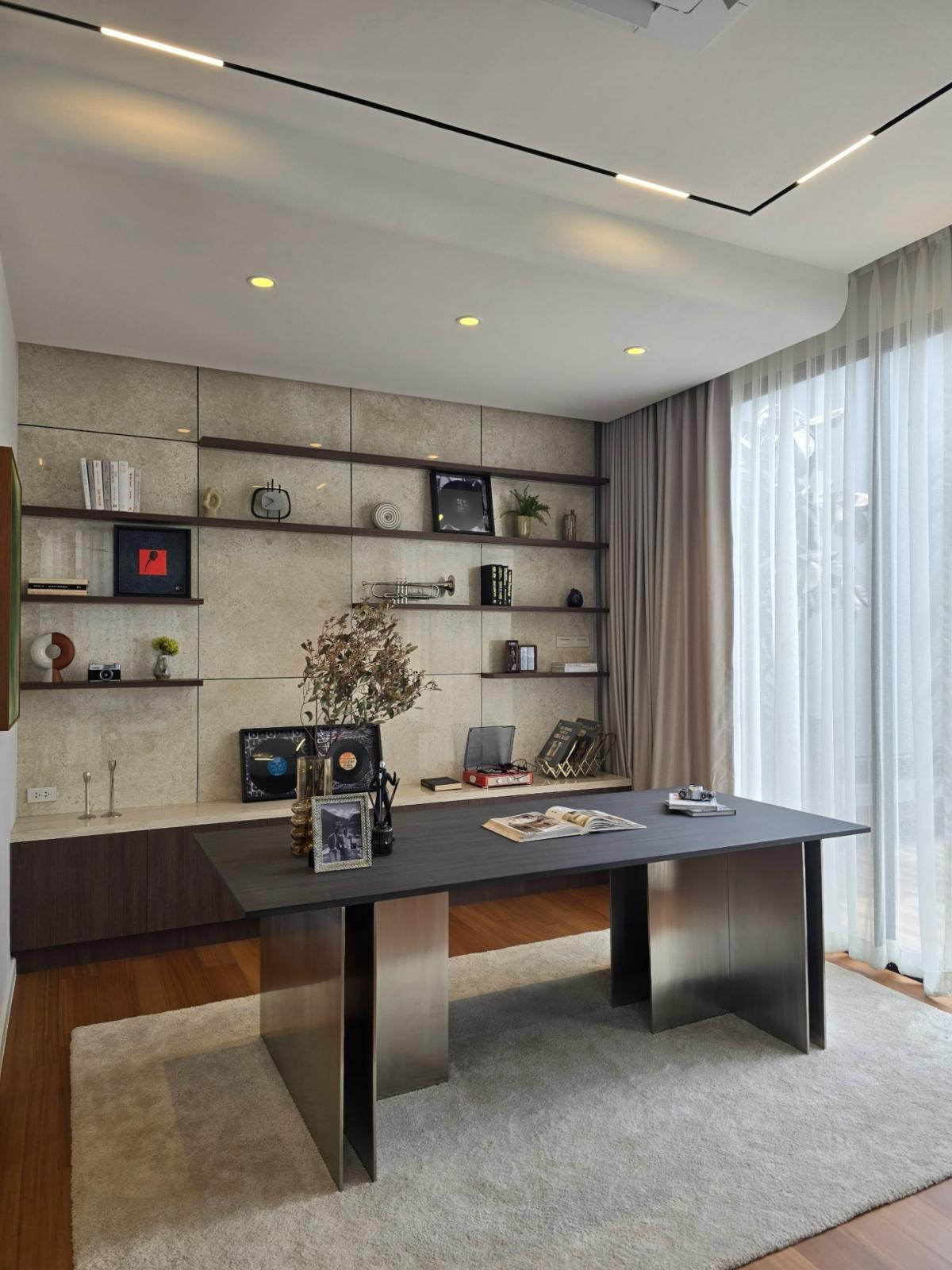 ขายบ้านลาดพร้าว เซ็นทรัลลาดพร้าว : บ้านหรู 5 ห้องนอน พร้อมพื้นที่กว้างขวาง 575 ตร.ม. ย่านลาดพร้าว Luxury 5-Bedroom House with Spacious 575 sqm Living Area in Ladprao