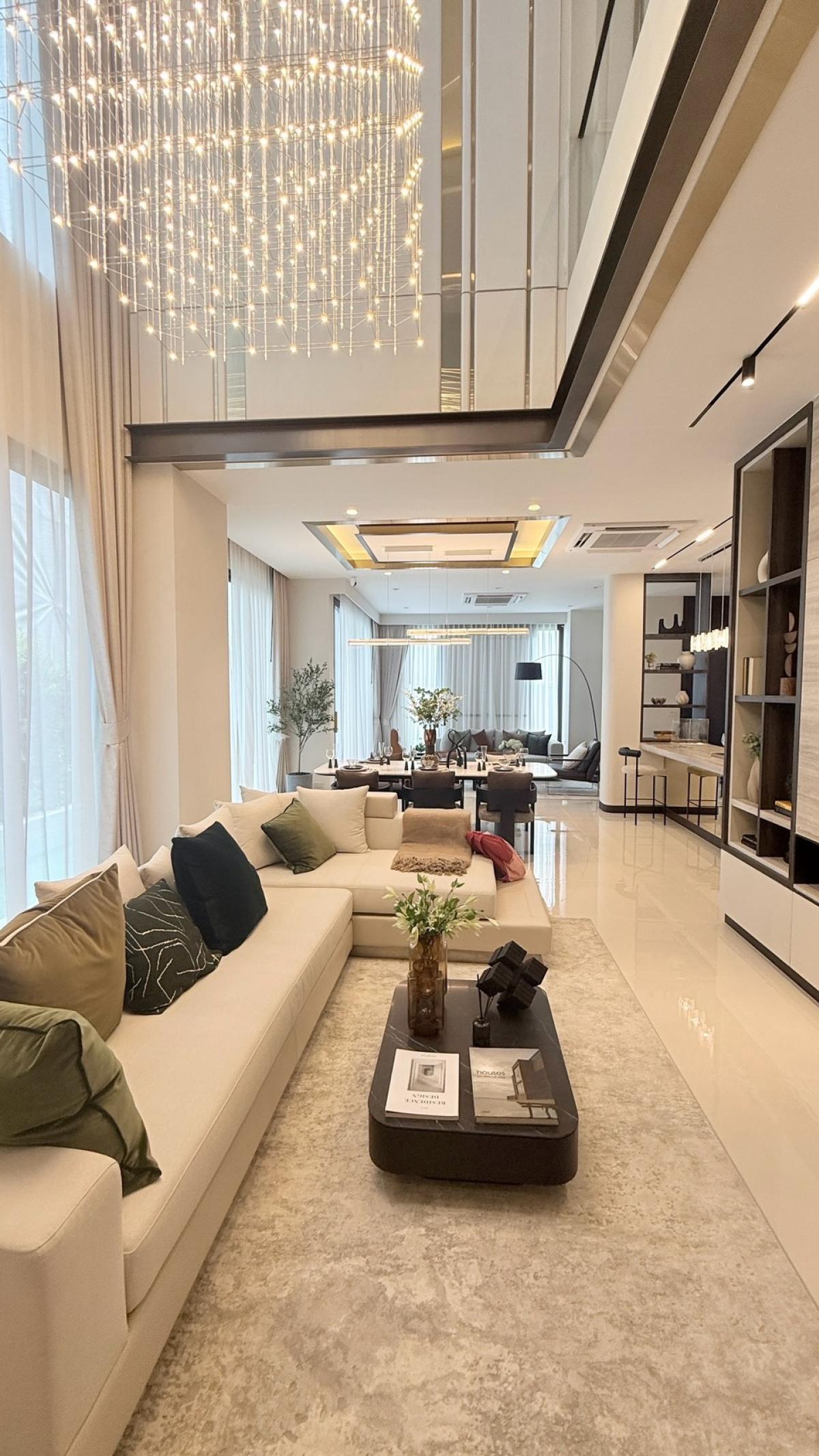 ขายบ้านลาดพร้าว เซ็นทรัลลาดพร้าว : บ้านหรู 5 ห้องนอน พร้อมพื้นที่กว้างขวาง 575 ตร.ม. ย่านลาดพร้าว Luxury 5-Bedroom House with Spacious 575 sqm Living Area in Ladprao