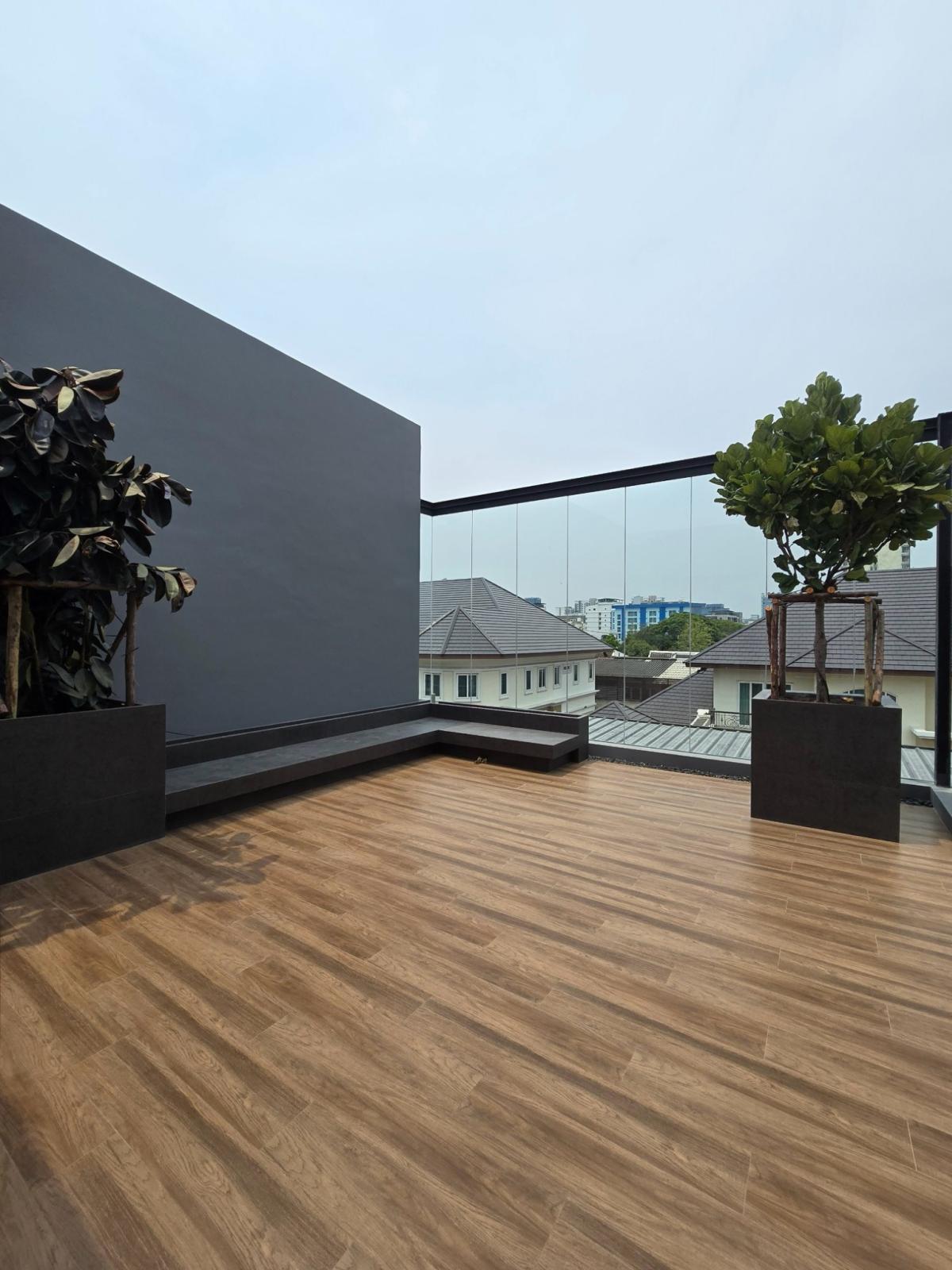 ขายบ้านลาดพร้าว เซ็นทรัลลาดพร้าว : บ้านหรู 5 ห้องนอน พร้อมพื้นที่กว้างขวาง 575 ตร.ม. ย่านลาดพร้าว Luxury 5-Bedroom House with Spacious 575 sqm Living Area in Ladprao