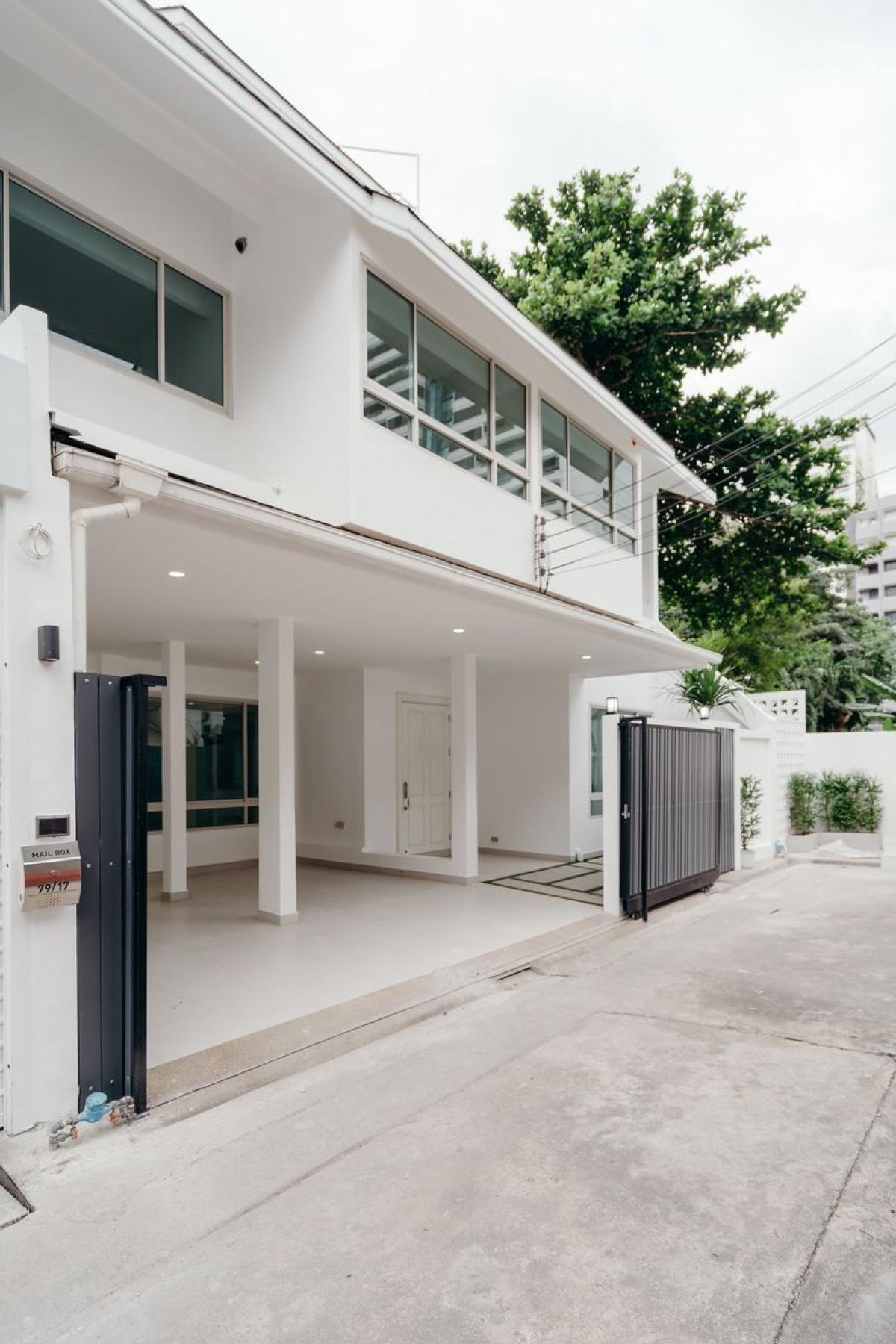 For SaleTownhomeSukhumvit, Asoke, Thonglor : Prime 4-Bed Townhouse in Sukhumvit 15 for 39.9M THB, Ready to Move In!