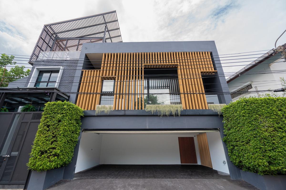 ขายบ้านสุขุมวิท อโศก ทองหล่อ : บ้านหรูเอกมัย 4 ห้องนอน บนพื้นที่กว้างใหญ่ Luxury 4-Bedroom House in Ekkamai, Spacious and Exclusive