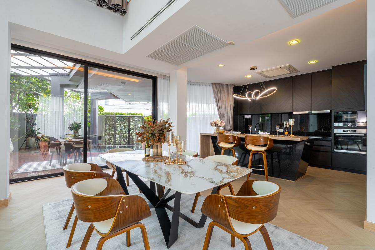 ขายบ้านสุขุมวิท อโศก ทองหล่อ : บ้านหรูเอกมัย 4 ห้องนอน บนพื้นที่กว้างใหญ่ Luxury 4-Bedroom House in Ekkamai, Spacious and Exclusive