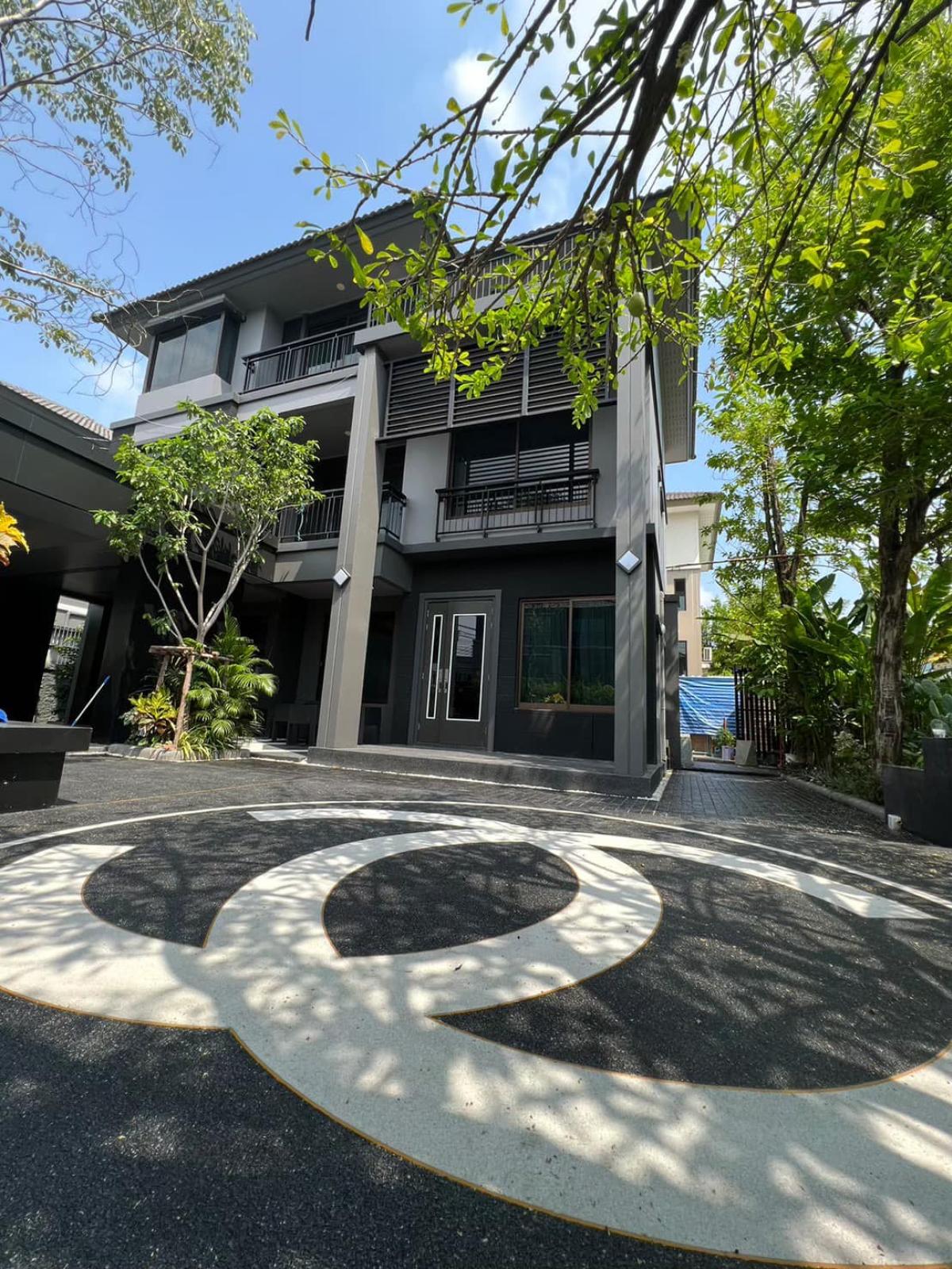 For SaleHousePattanakan, Srinakarin : Luxury 7-Bedroom House at Pattanakarn 38 – Ready to Move In!