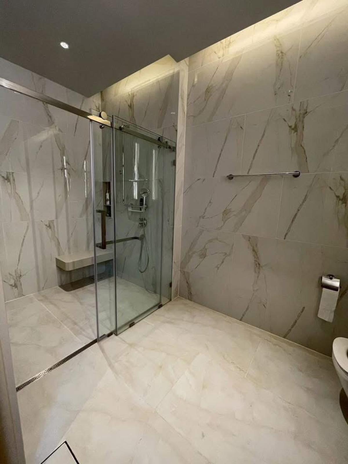 For RentHousePattanakan, Srinakarin : Luxury 5-Bedroom Villa with Private Pool in Siraninn Residences – Rent Now!