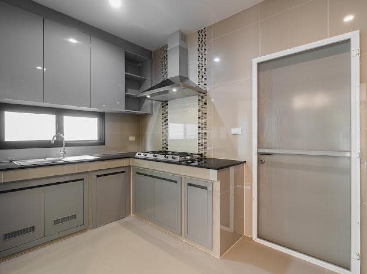 For RentHousePattanakan, Srinakarin : 4-Bedroom House in Prime Location, Ready to Move In near Pattanakarn87