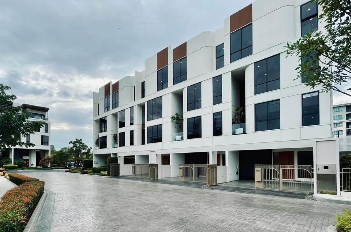 For SaleTownhomeNana, North Nana,Sukhumvit13, Soi Nana : Luxury Home Near King’s College with Scenic Garden & EV Charger