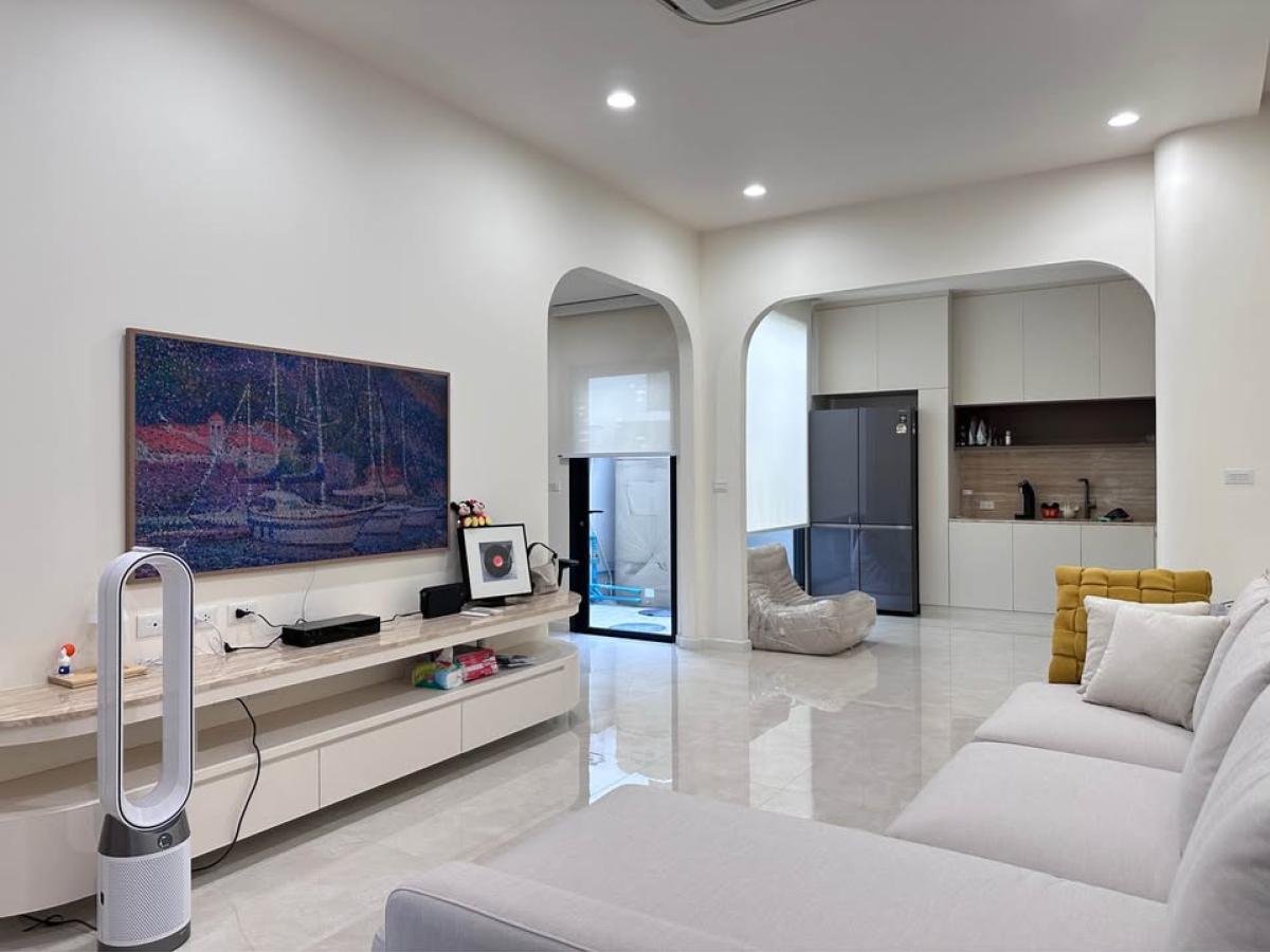 ขายทาวน์โฮมพระราม 3 สาธุประดิษฐ์ : บ้านหรูใกล้ King's College วิวสวนสวย พร้อม EV Charger Luxury Home Near King’s College with Scenic Garden & EV Charger