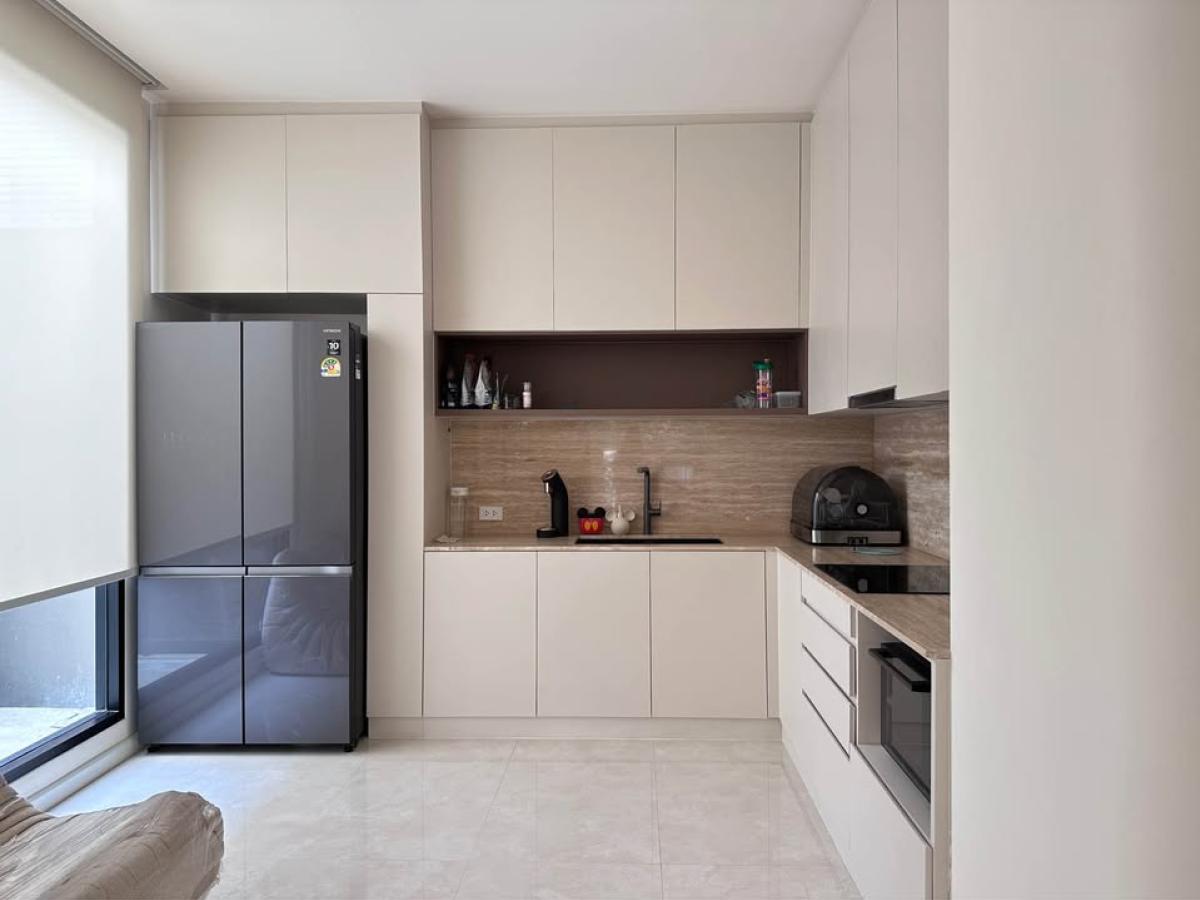 ขายทาวน์โฮมพระราม 3 สาธุประดิษฐ์ : บ้านหรูใกล้ King's College วิวสวนสวย พร้อม EV Charger Luxury Home Near King’s College with Scenic Garden & EV Charger