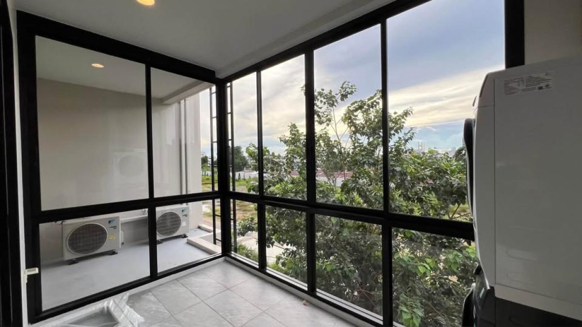 ขายทาวน์โฮมพระราม 3 สาธุประดิษฐ์ : บ้านหรูใกล้ King's College วิวสวนสวย พร้อม EV Charger Luxury Home Near King’s College with Scenic Garden & EV Charger