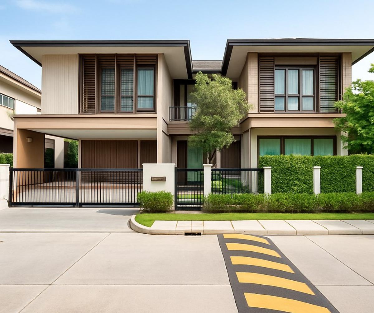 For RentHousePattanakan, Srinakarin : Luxury 4-Bedroom House with Spacious Living in Rama 9 Area