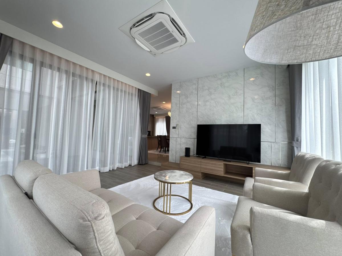For RentHousePattanakan, Srinakarin : Luxury 4-Bedroom House with Spacious Living in Rama 9 Area