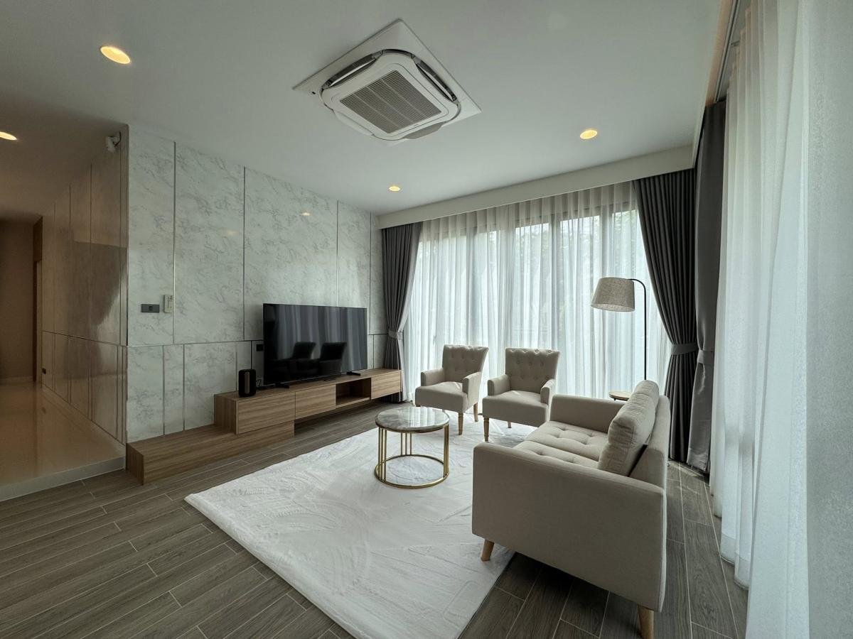 For RentHousePattanakan, Srinakarin : Luxury 4-Bedroom House with Spacious Living in Rama 9 Area