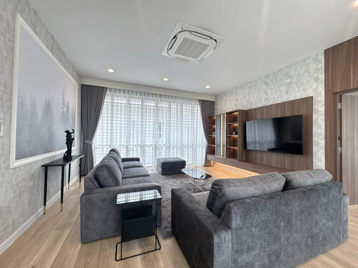 For RentHousePattanakan, Srinakarin : Luxury 4-Bedroom House with Spacious Living in Rama 9 Area