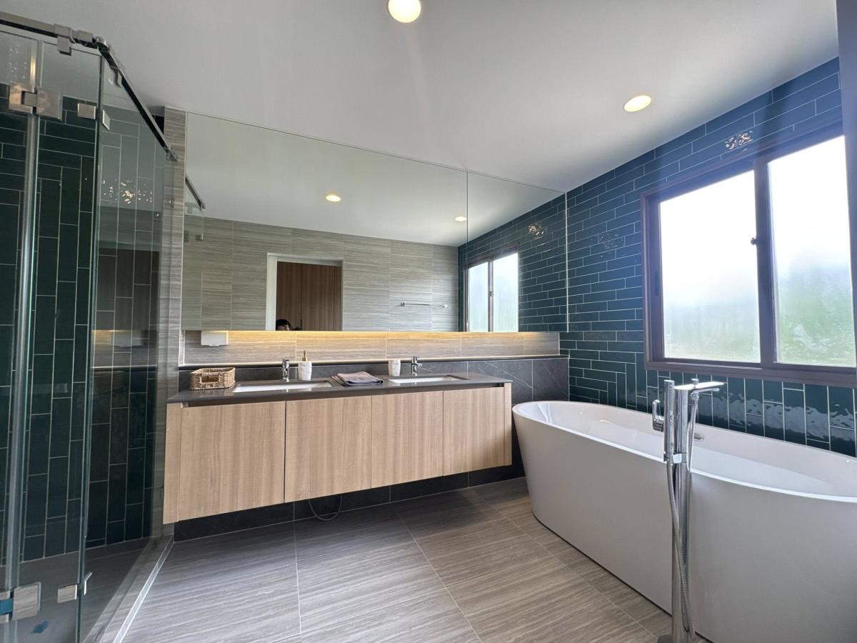 For RentHousePattanakan, Srinakarin : Luxury 4-Bedroom House with Spacious Living in Rama 9 Area