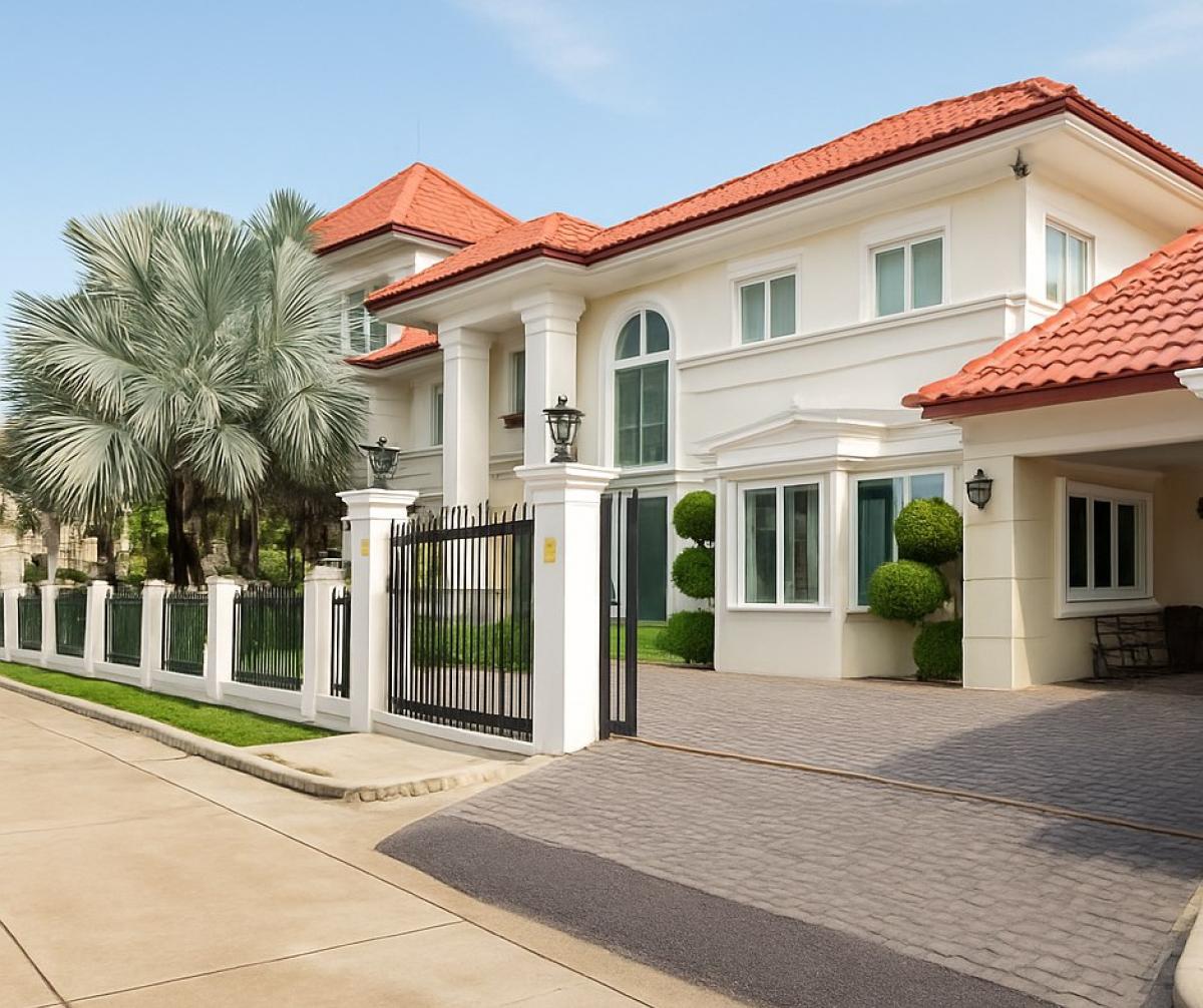 ขายบ้านนานา : บ้านหรู 4 ห้องนอน ใกล้ใจกลางเมือง 
Luxury 4-Bedroom House Near the City Center 

พื้นที่กว้าง 174 ตร.ว. ราคาพิเศษ 29.5 ล้าน 
Spacious 174 Sq.Wah Land at a Special Price 29.5M THB