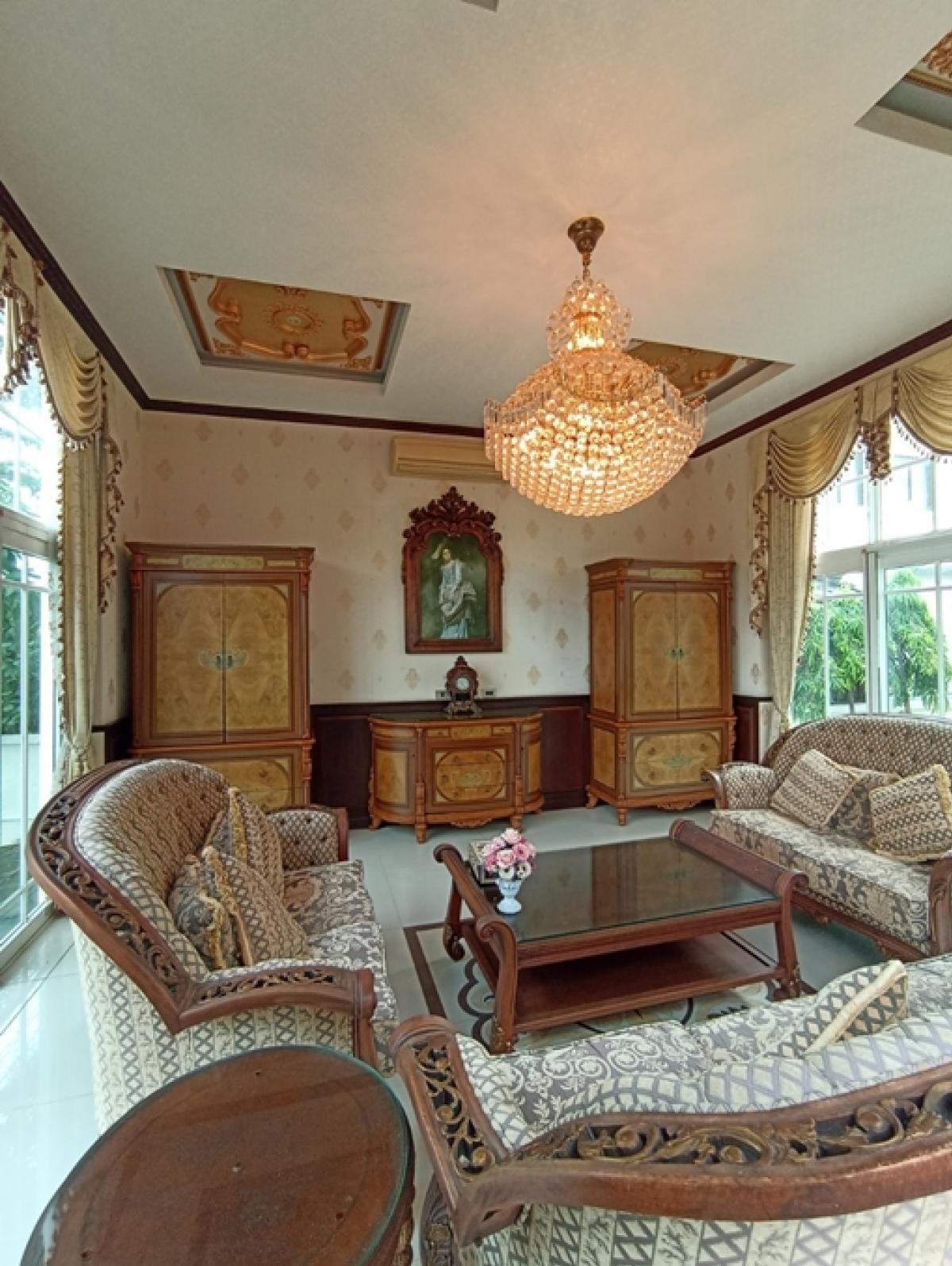 For SaleHouseNana, North Nana,Sukhumvit13, Soi Nana : Luxury 4-Bedroom House Near the City Center Spacious 174 Sq.Wah Land at a Special Price 29.5M THB