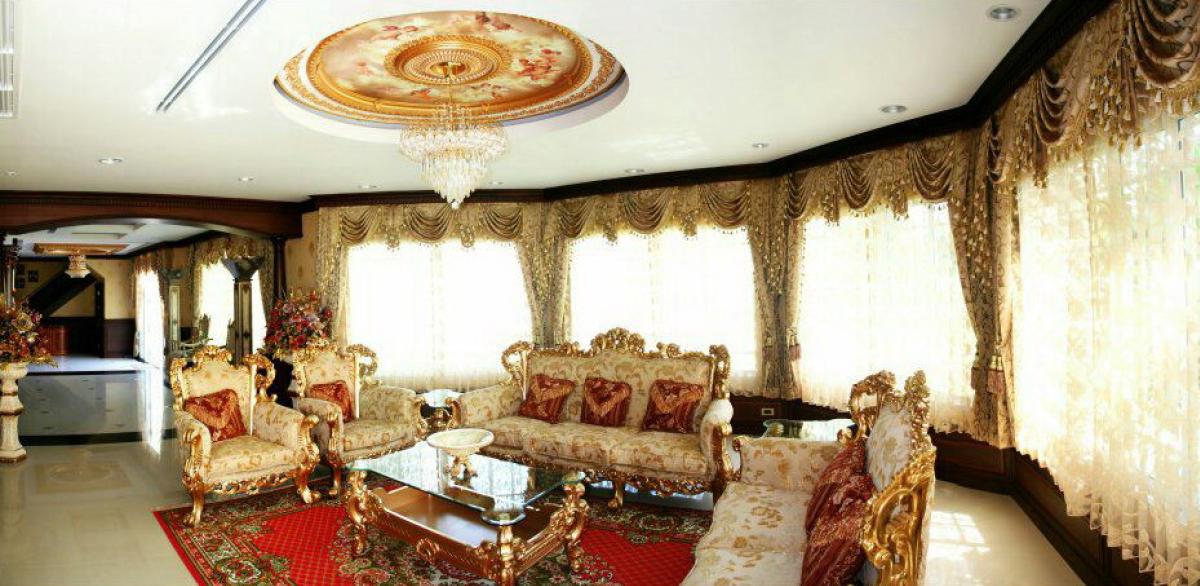 For SaleHouseNana, North Nana,Sukhumvit13, Soi Nana : Luxury 4-Bedroom House Near the City Center Spacious 174 Sq.Wah Land at a Special Price 29.5M THB