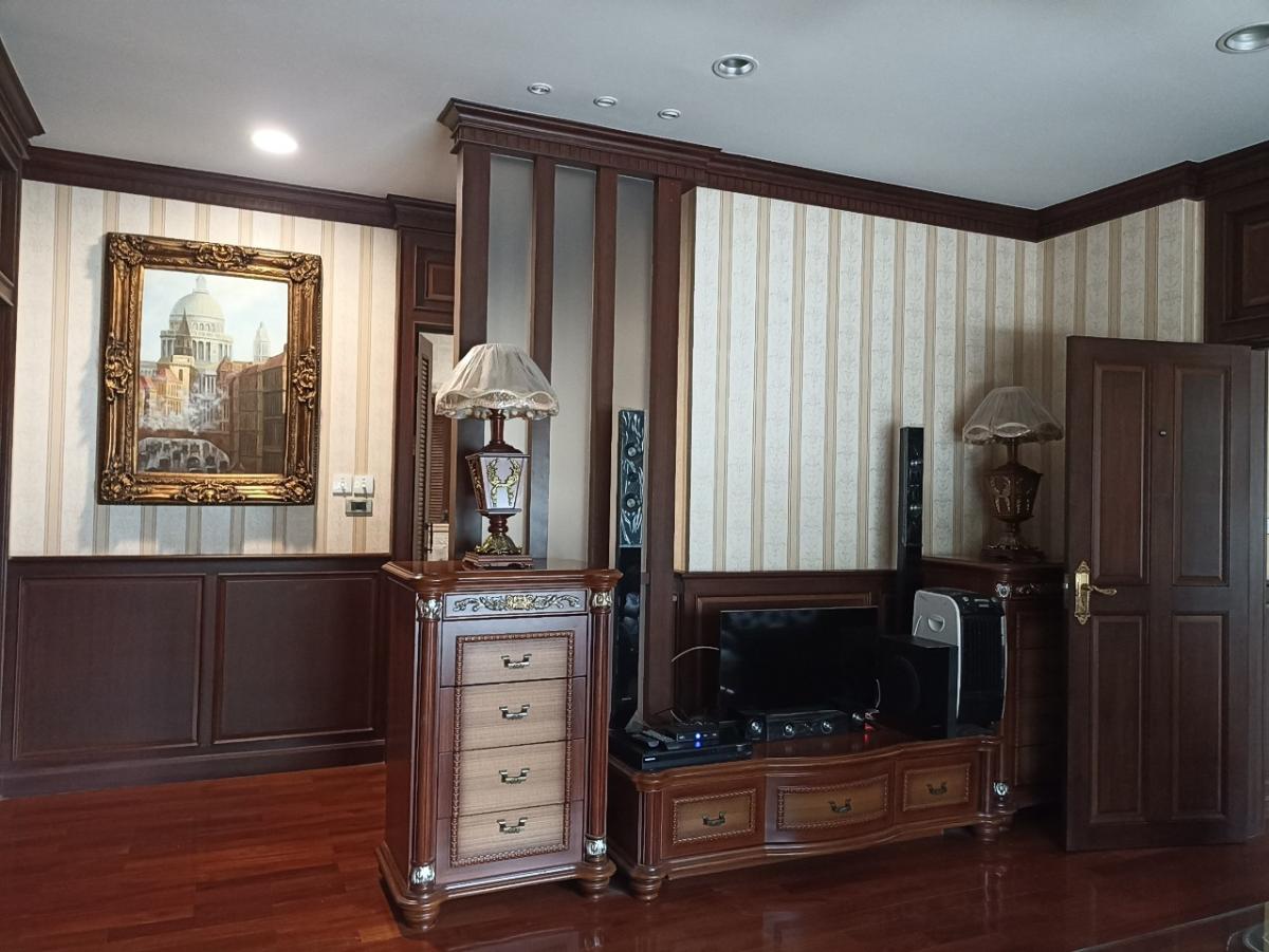 For SaleHouseNana, North Nana,Sukhumvit13, Soi Nana : Luxury 4-Bedroom House Near the City Center Spacious 174 Sq.Wah Land at a Special Price 29.5M THB