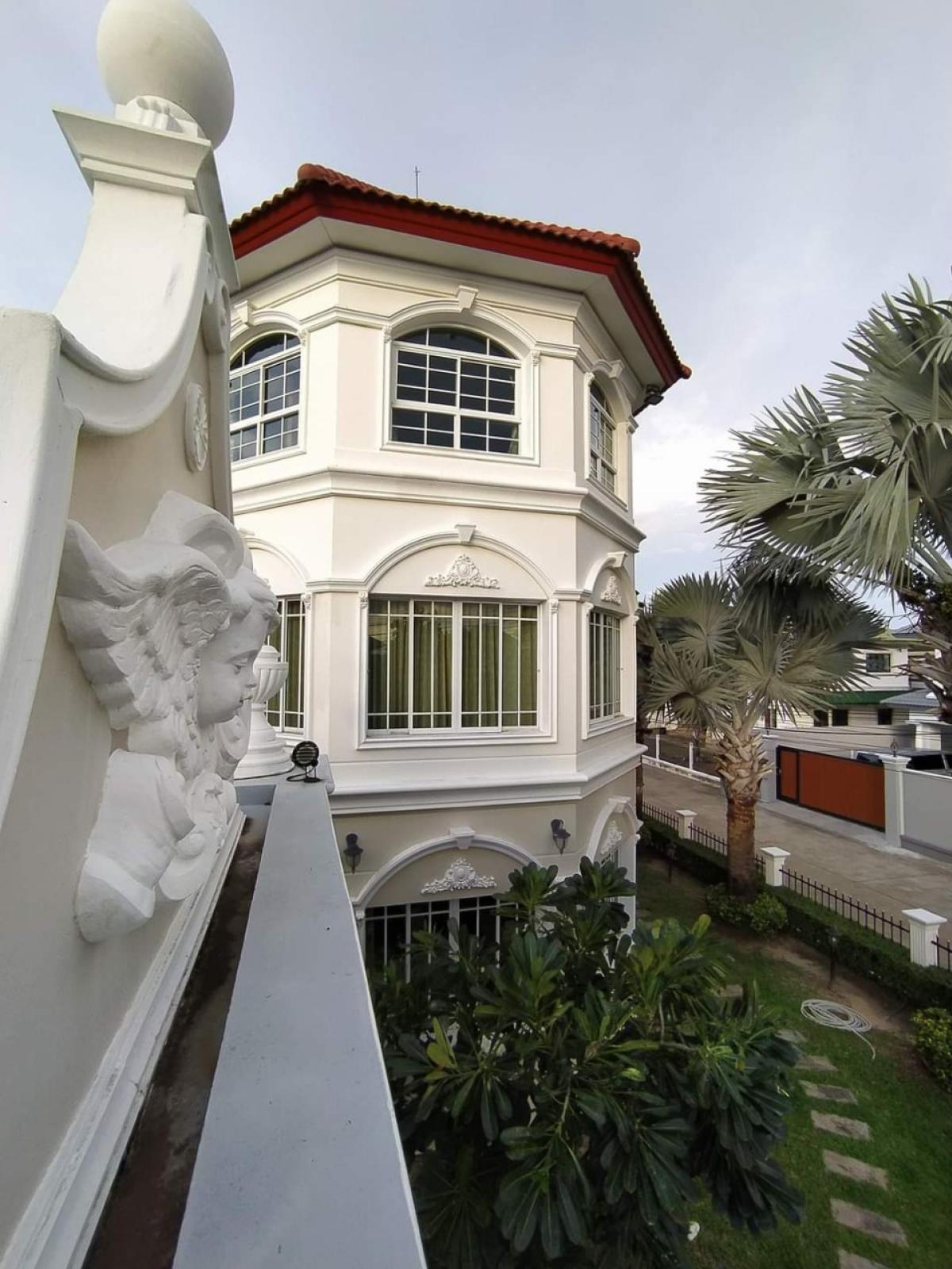 For SaleHouseNana, North Nana,Sukhumvit13, Soi Nana : Luxury 4-Bedroom House Near the City Center Spacious 174 Sq.Wah Land at a Special Price 29.5M THB