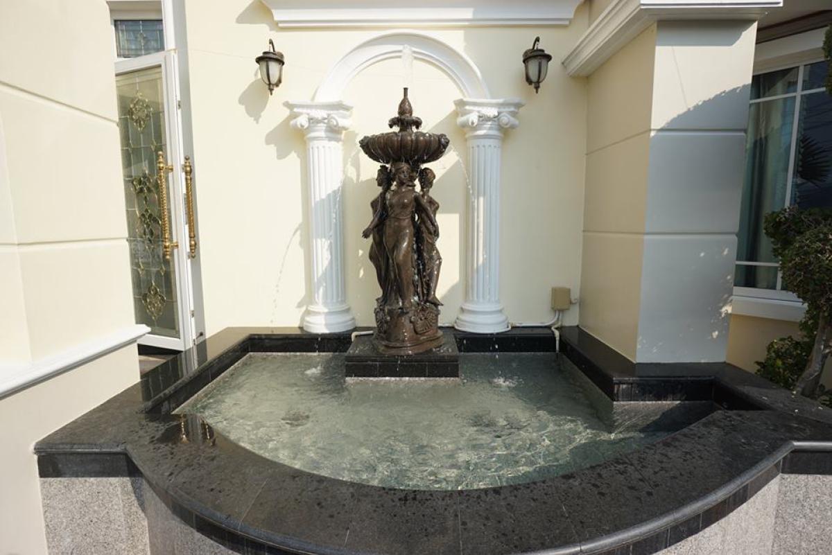 For SaleHouseNana, North Nana,Sukhumvit13, Soi Nana : Luxury 4-Bedroom House Near the City Center Spacious 174 Sq.Wah Land at a Special Price 29.5M THB