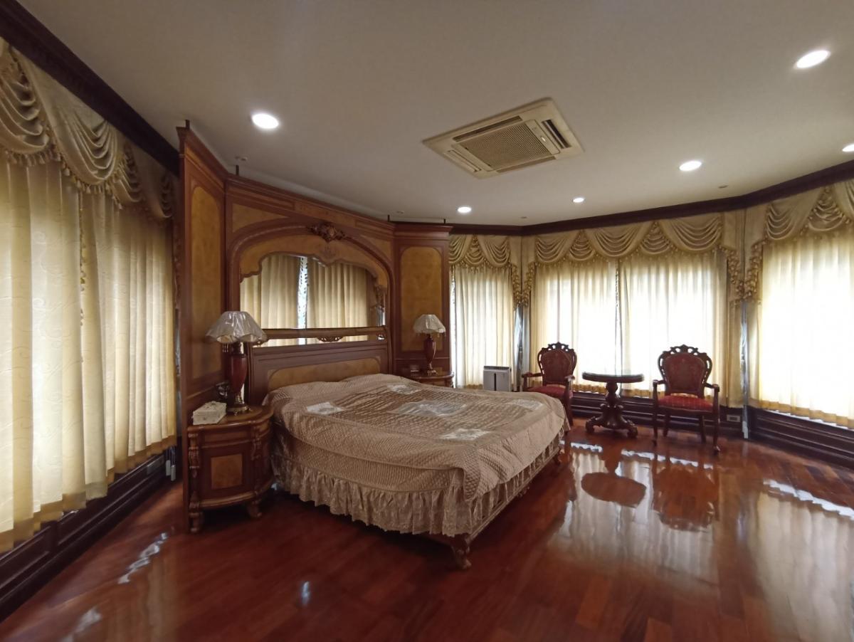 For SaleHouseNana, North Nana,Sukhumvit13, Soi Nana : Luxury 4-Bedroom House Near the City Center Spacious 174 Sq.Wah Land at a Special Price 29.5M THB