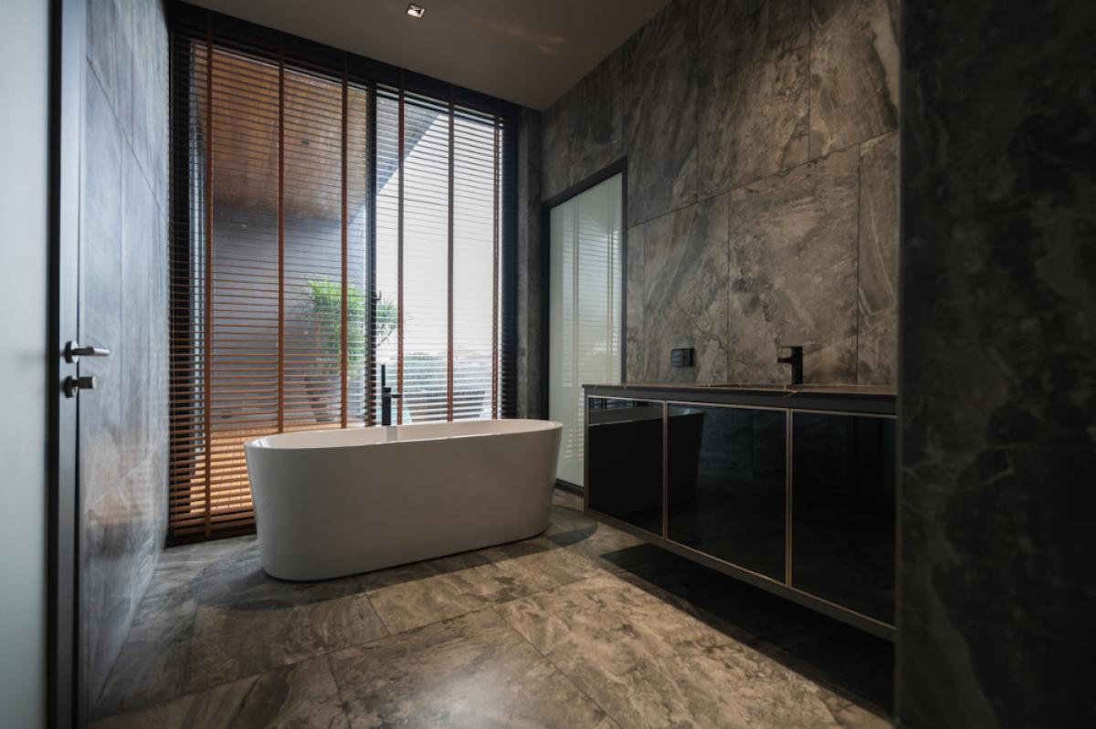 ขายบ้านลาดพร้าว เซ็นทรัลลาดพร้าว : บ้านพักหรู 5 ห้องนอนใจกลางลาดพร้าว พร้อมส่วนกลางครบครัน Luxury 5-Bedroom House in Ladprao with Full Facilities Available Now