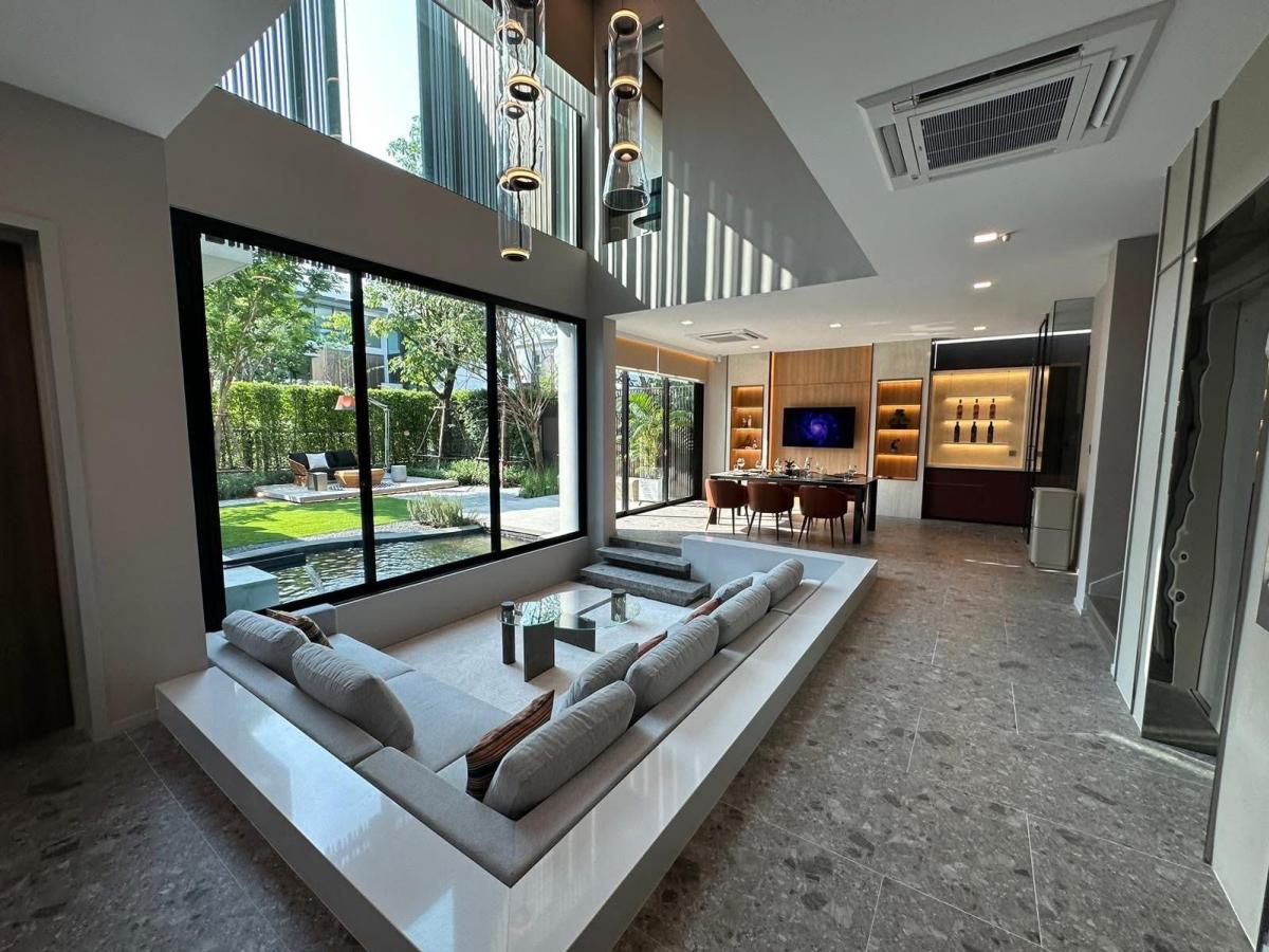 For RentHousePattanakan, Srinakarin : Luxury 4-Bedroom Home Near Rama 9-Srinakarin - For Rent 400,000 THB/month
