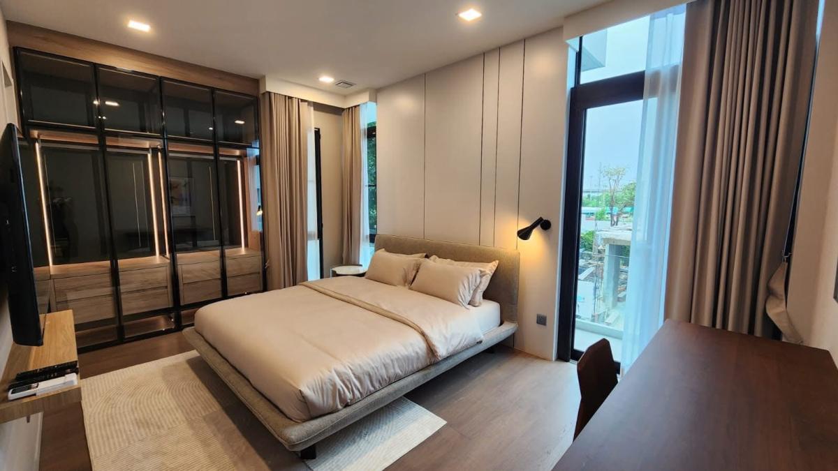 For RentHousePattanakan, Srinakarin : Luxury 4-Bedroom Home Near Rama 9-Srinakarin - For Rent 400,000 THB/month