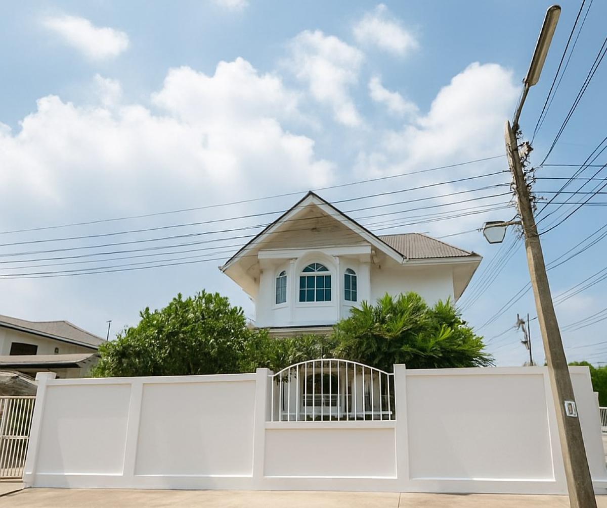 ขายบ้านอ่อนนุช อุดมสุข : คอนโดหรูทำเลทองสุขุมวิท 101 ใกล้ BTS ปุณณวิถี 
Luxury Condo for Sale/Rent in Sukhumvit 101 near BTS Punnavithi 
4 Bed 3 Baht 25.5 ล้านบาท 
House Area 297 sqm Land Area 149 sq.wah 
ขายคอนโด 25,500,000 บาท หรือเช่า 
Contact for Rental Price 
ID: EBH-2400