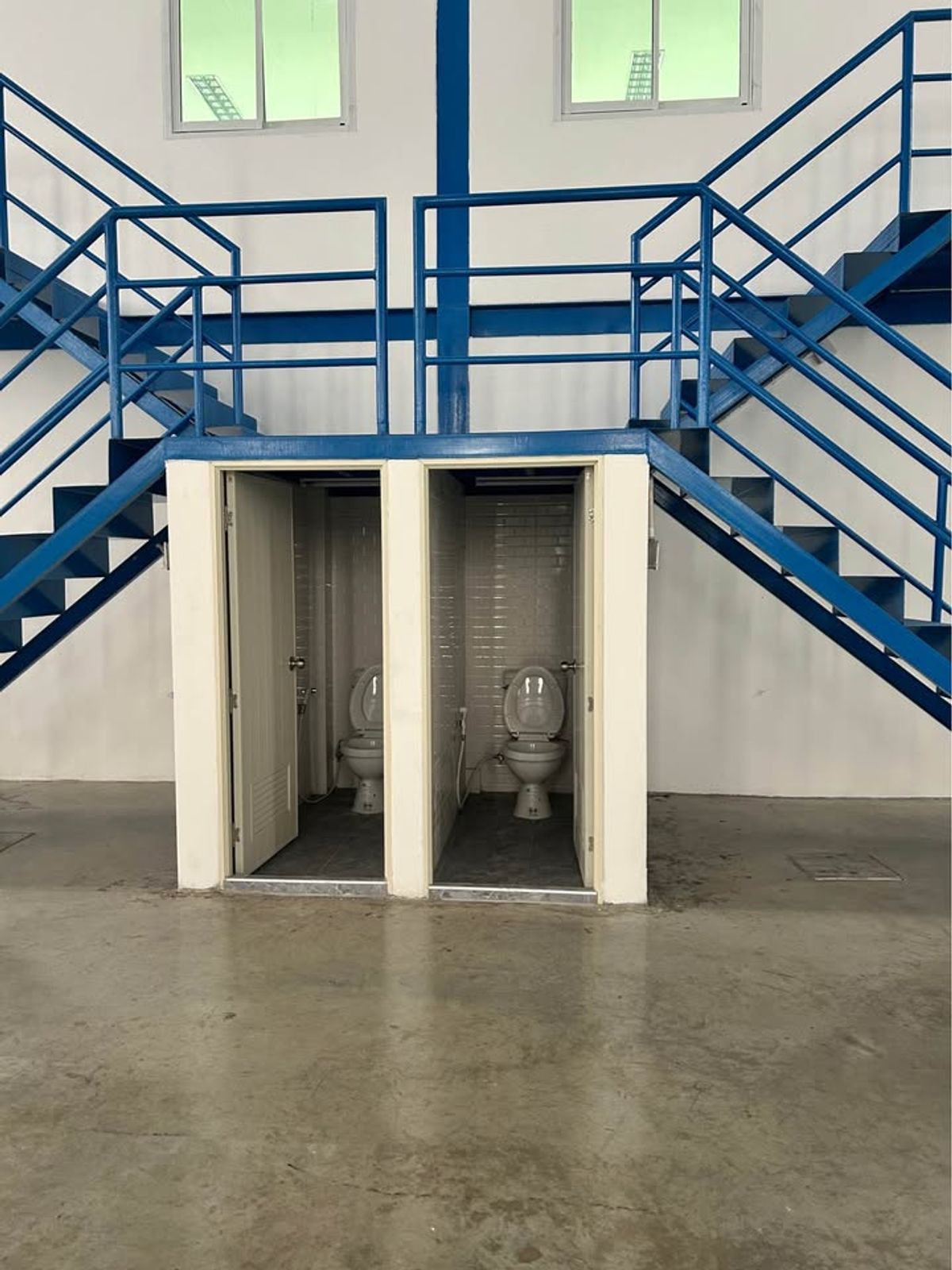 For RentWarehousePathum Thani,Rangsit, Thammasat : Warehouse for rent, Lam Luk Ka Khlong 6, size 600 sqm. Can be made in the factory.