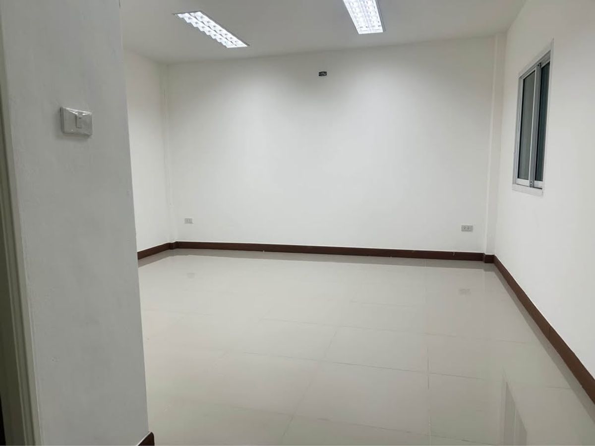 For RentWarehousePathum Thani,Rangsit, Thammasat : Warehouse for rent, Lam Luk Ka Khlong 6, size 600 sqm. Can be made in the factory.