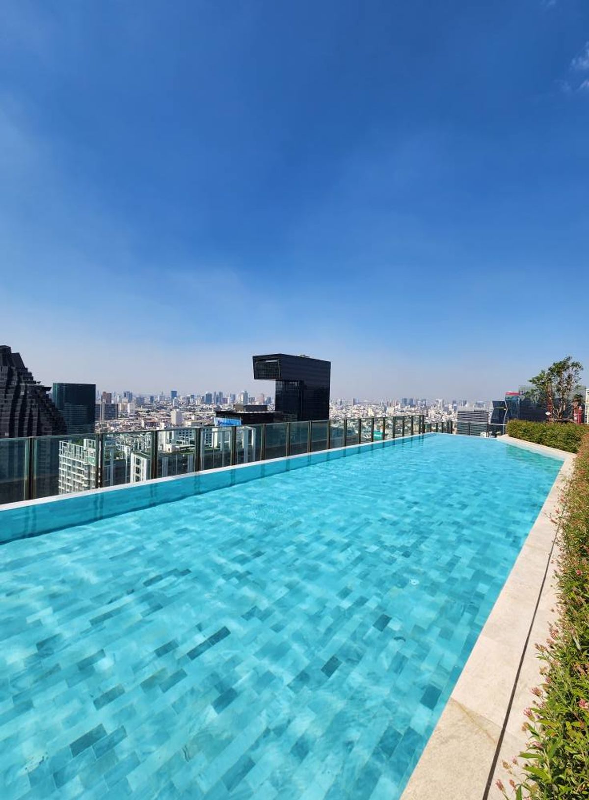 For SaleCondoRama9, Petchburi, RCA : Condo For Sale Ideo Rama 9 – Asoke near MRT Rama 9 (400 m / 6-min walk)