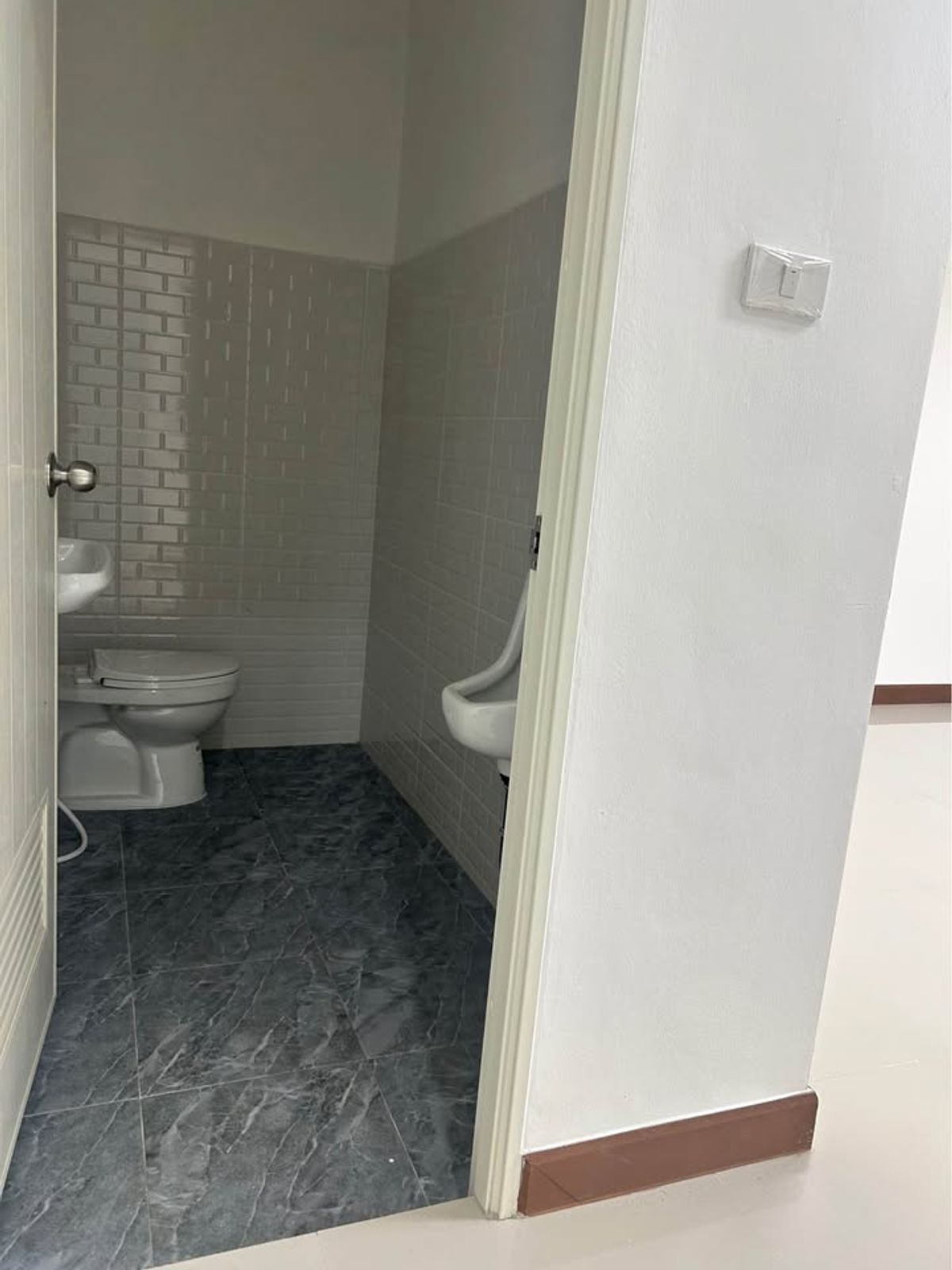 For RentWarehousePathum Thani,Rangsit, Thammasat : Warehouse for rent, Lam Luk Ka Khlong 6, size 600 sqm. Can be made in the factory.