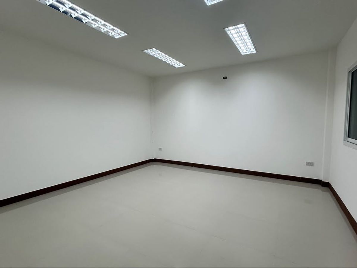 For RentWarehousePathum Thani,Rangsit, Thammasat : Warehouse for rent, Lam Luk Ka Khlong 6, size 600 sqm. Can be made in the factory.