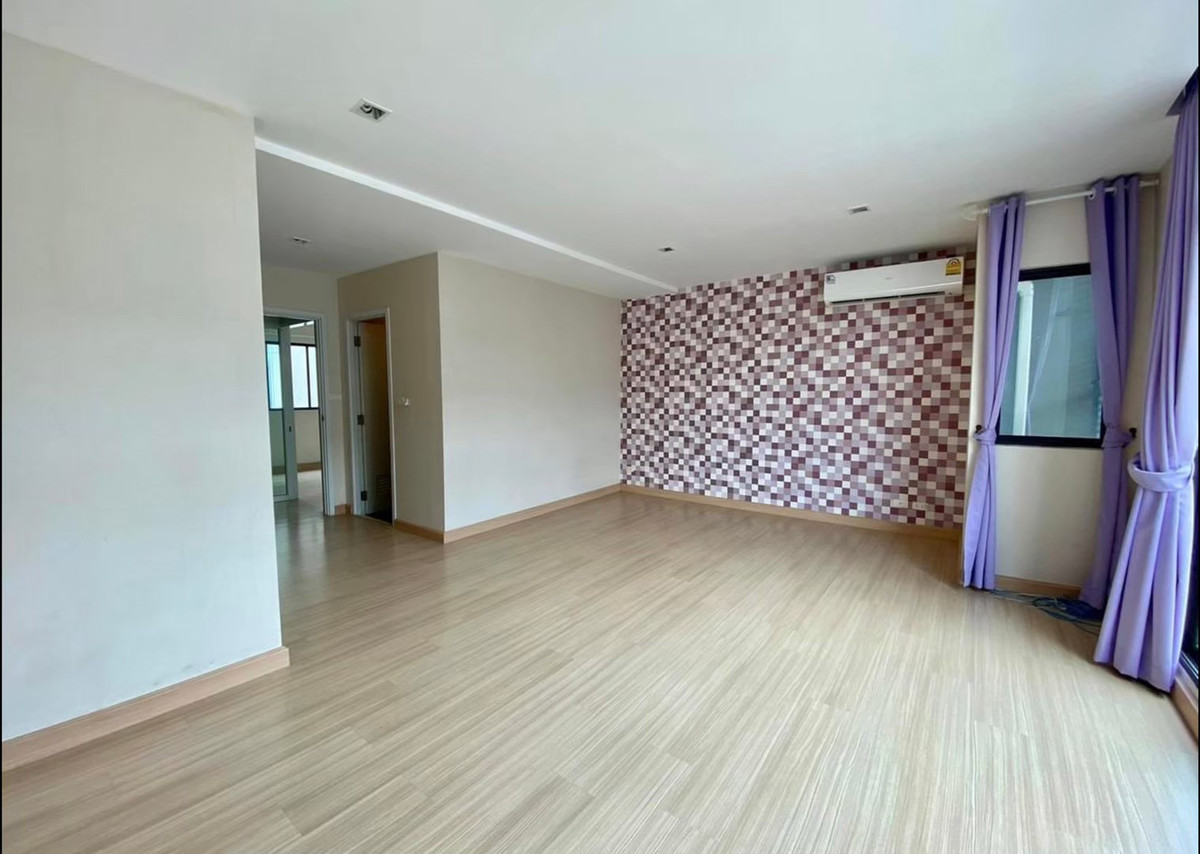 ให้เช่าทาวน์โฮมวิภาวดี ดอนเมือง หลักสี่ : ทาวน์โฮม 3ชั้น ติดโรบินสัน ขับรถ 10นาทีถึงสนามบินดอนเมือง 3ห้องนอน 3ห้องน้ำ