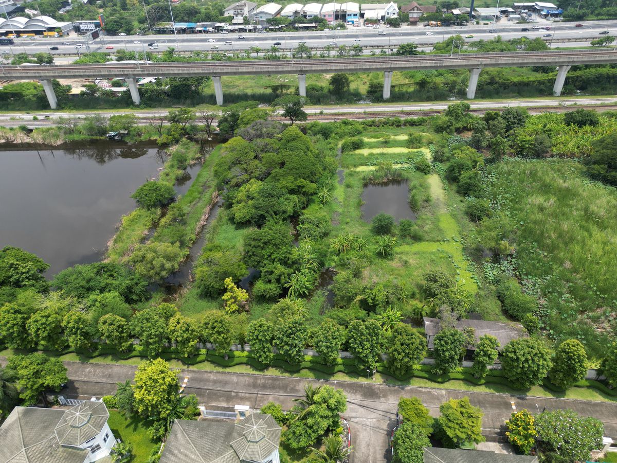 For SaleLandLadkrabang, Suwannaphum Airport : Land for sale of 3 rai, the best price, only 7,700 baht per sq.w. or 9.24 million baht, next to the Golden Nakara Village, Soi Onnuch 65, Soi Motorway 32, Prawet Subdistrict, Prawet District, land along the train. The land is blind. One way is to cross th